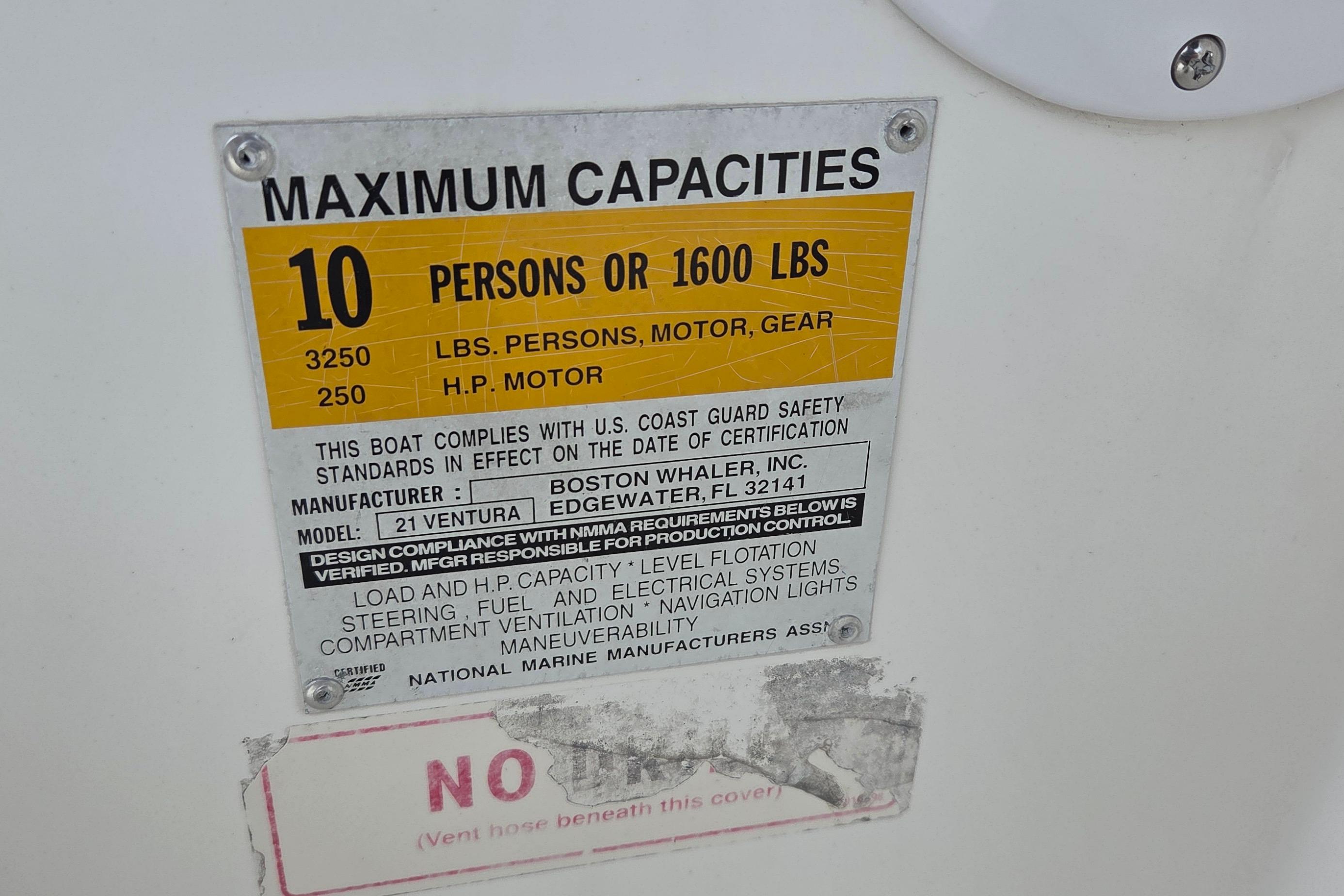 Capacity label for 2000 Boston Whaler 21 Ventura, 10 persons or 1600 lbs.
