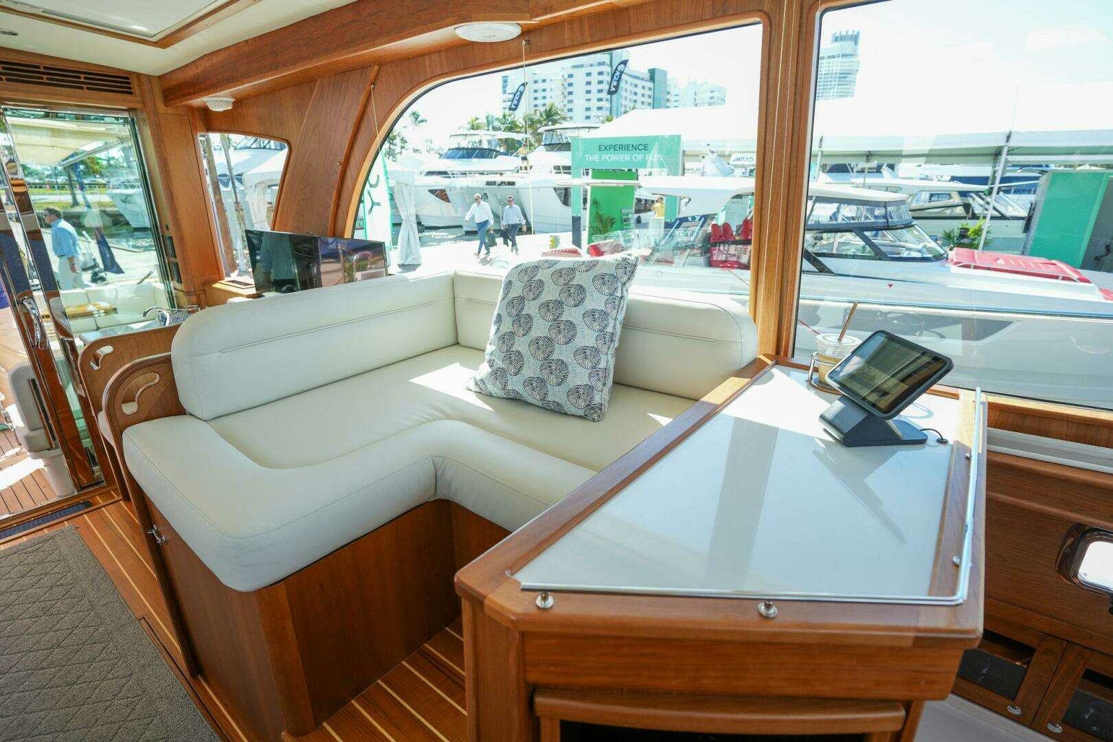 2027 Sabre 51 Salon Express - Image 17