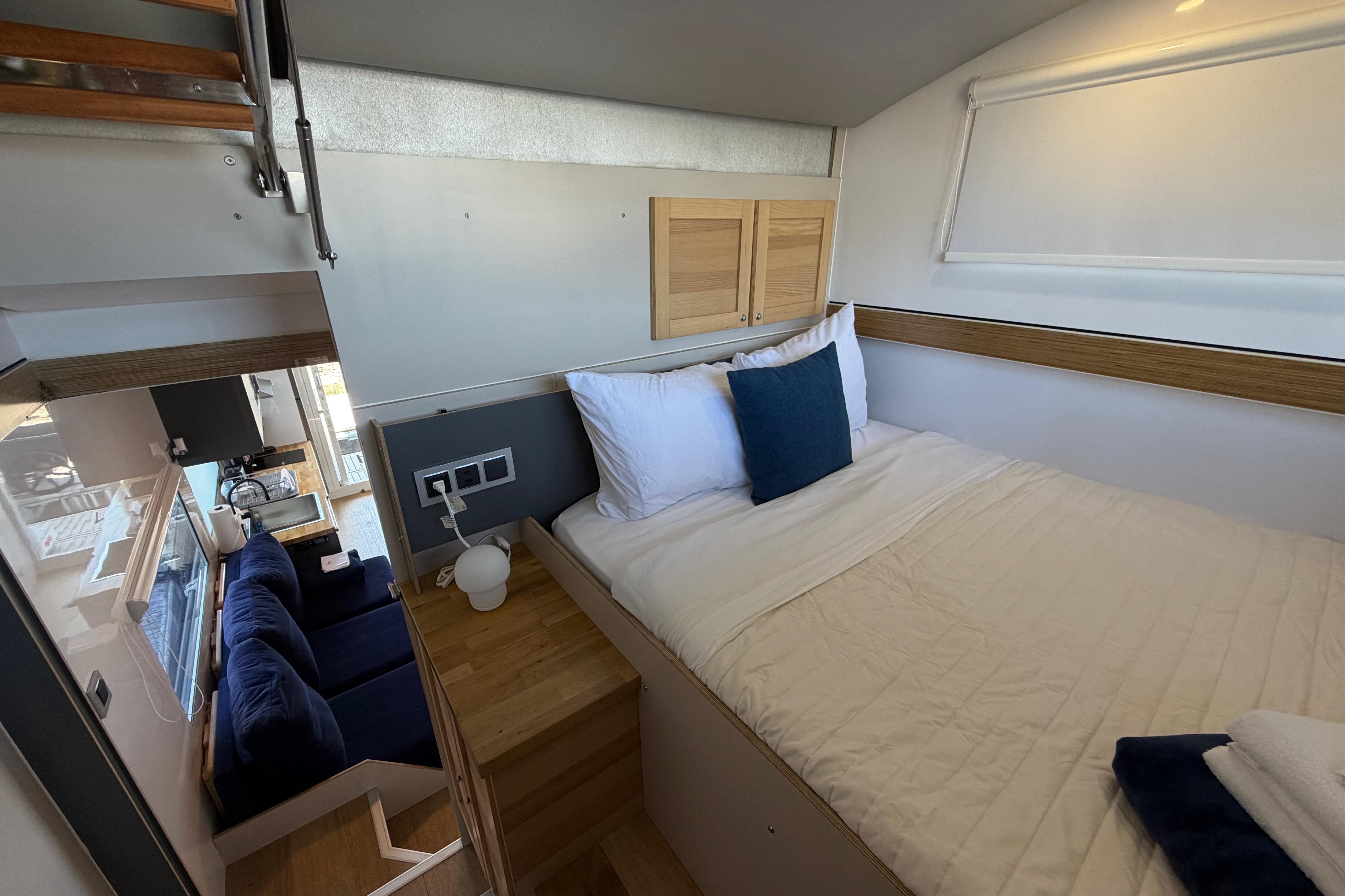 Modern Navisyo NV.08 2022 interior with cozy bedroom and stylish wooden accents.