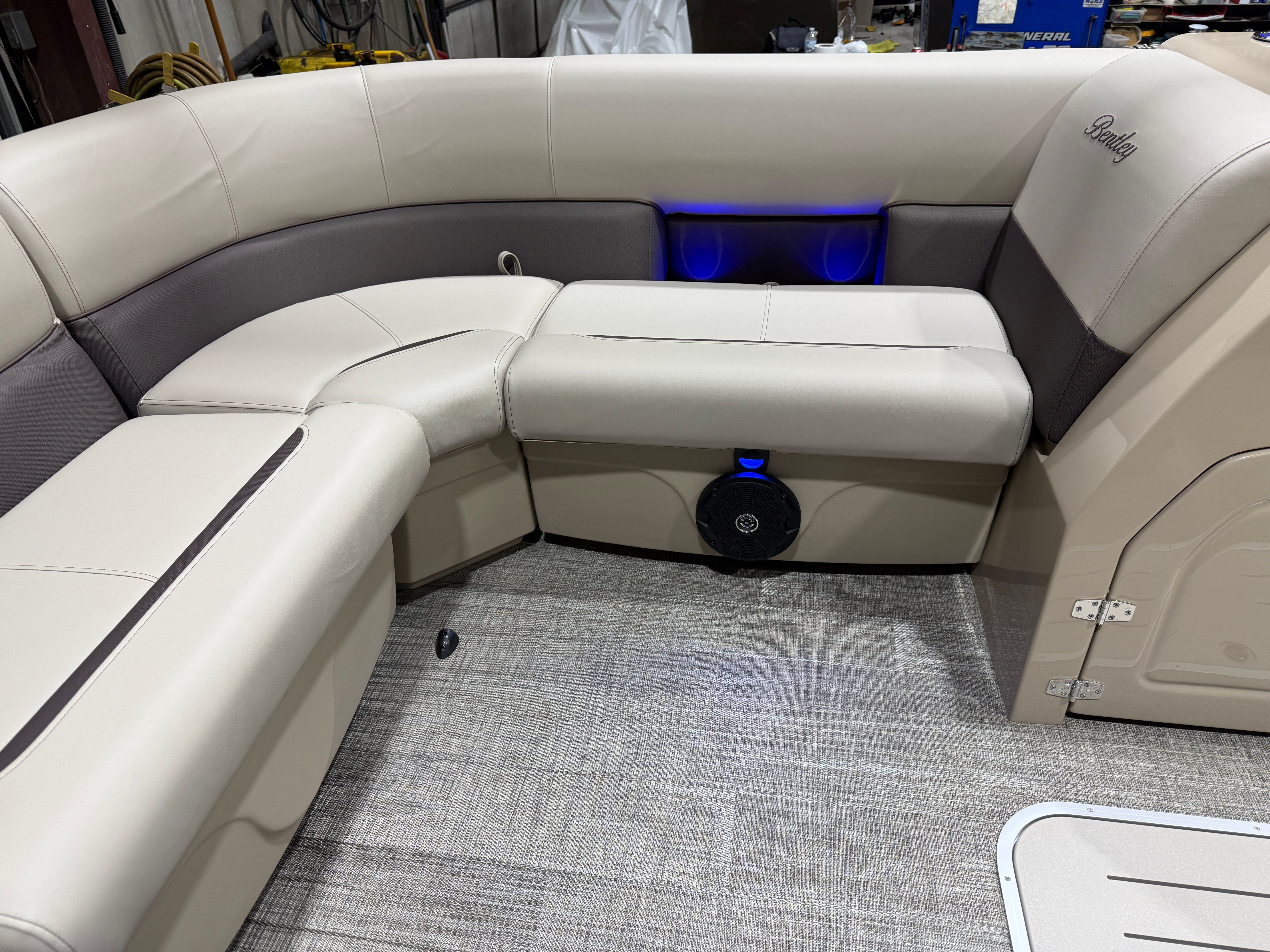 2026 Bentley Pontoons Legacy 223 Navigator Quad Lounge Tritoon & Honda 4-Stroke EFI - 37