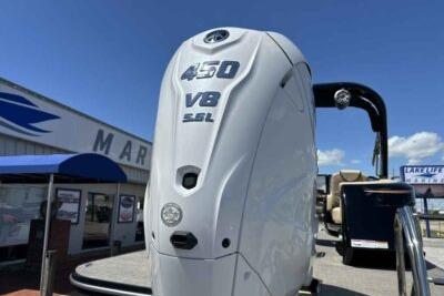 Outboard motor labeled "450 V8 5.6L" on a SunCatcher Amara 2025 boat.