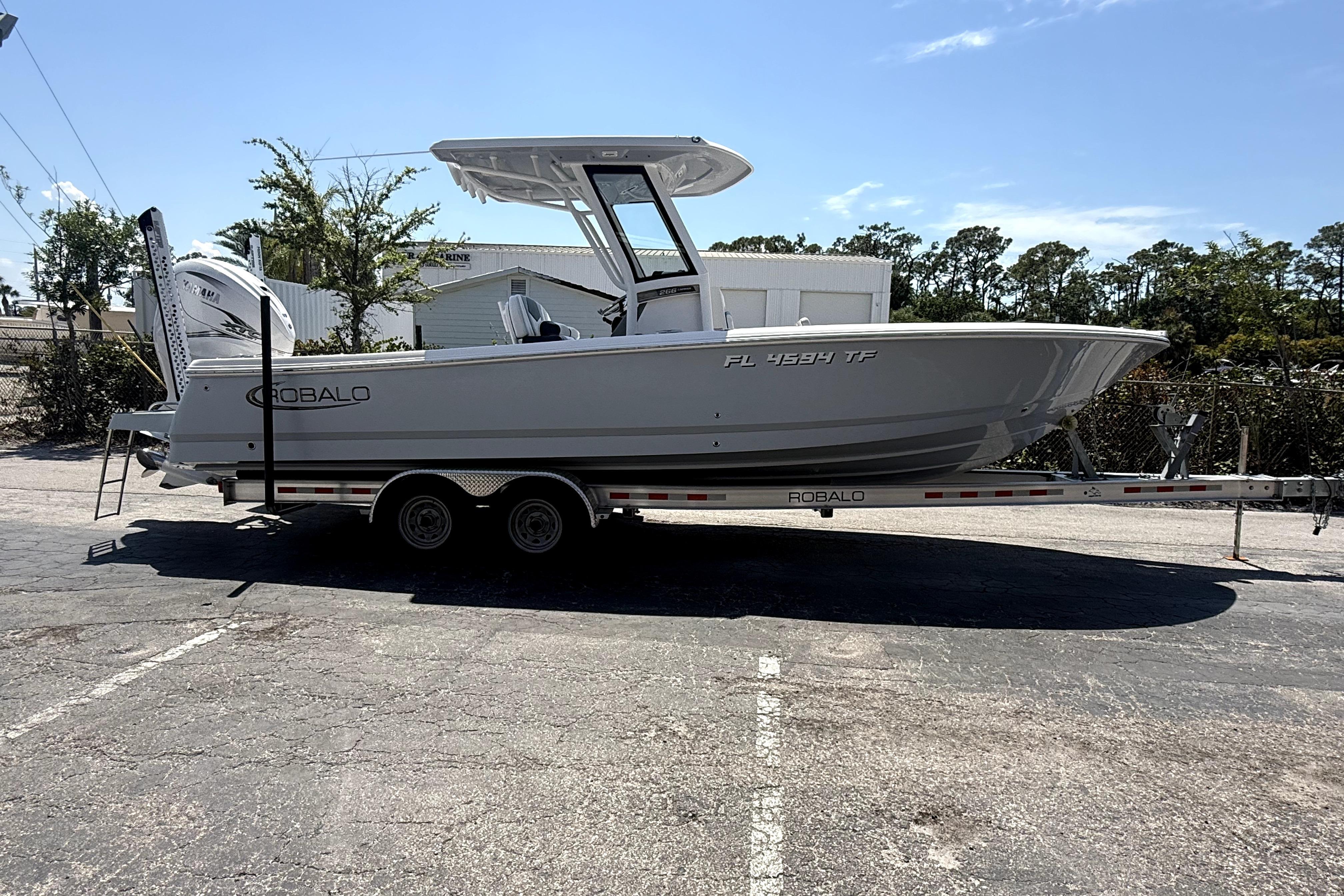 2022 Robalo 266 Cayman