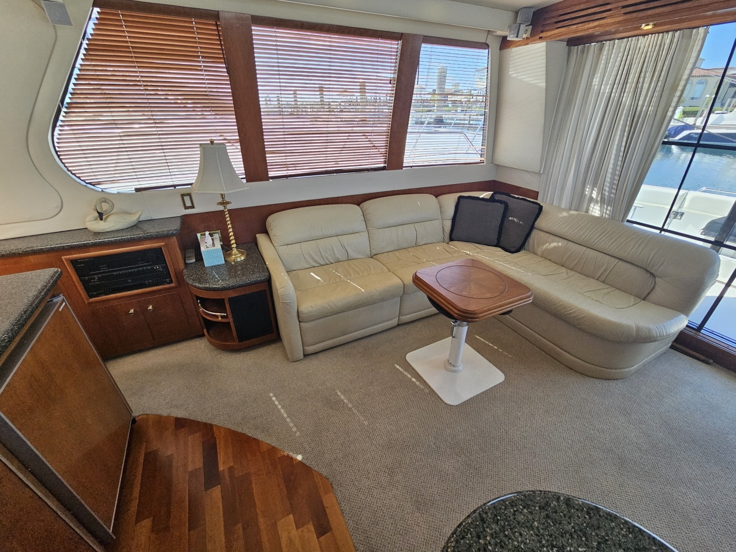 1999 Carver 530 Voyager - Image 8
