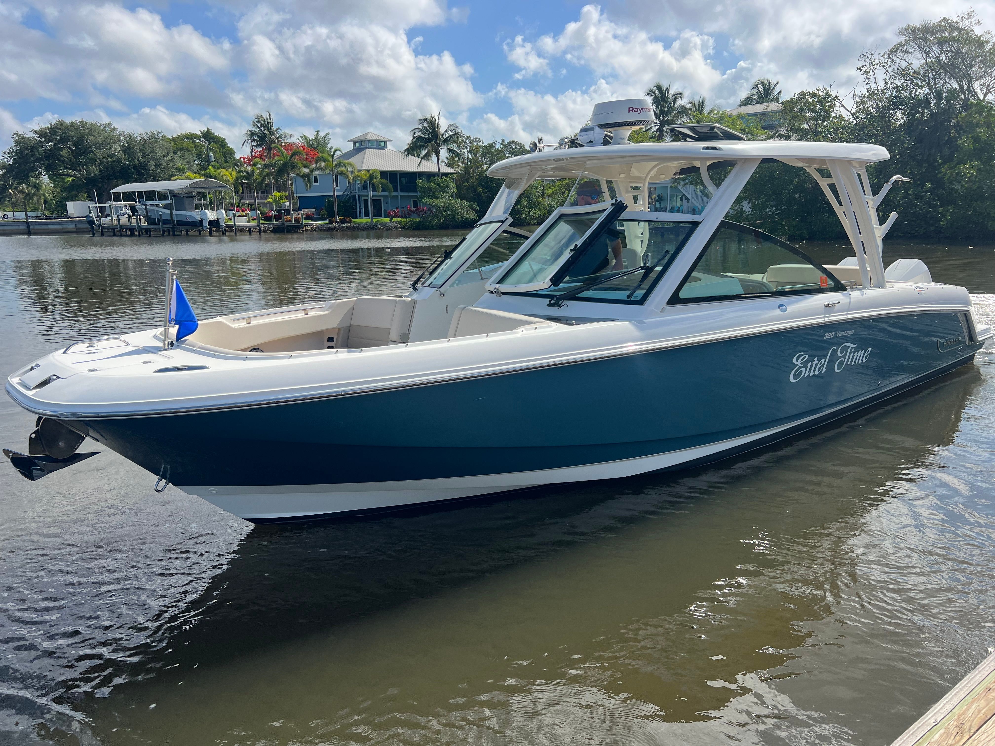 2019 Boston Whaler 320 Vantage