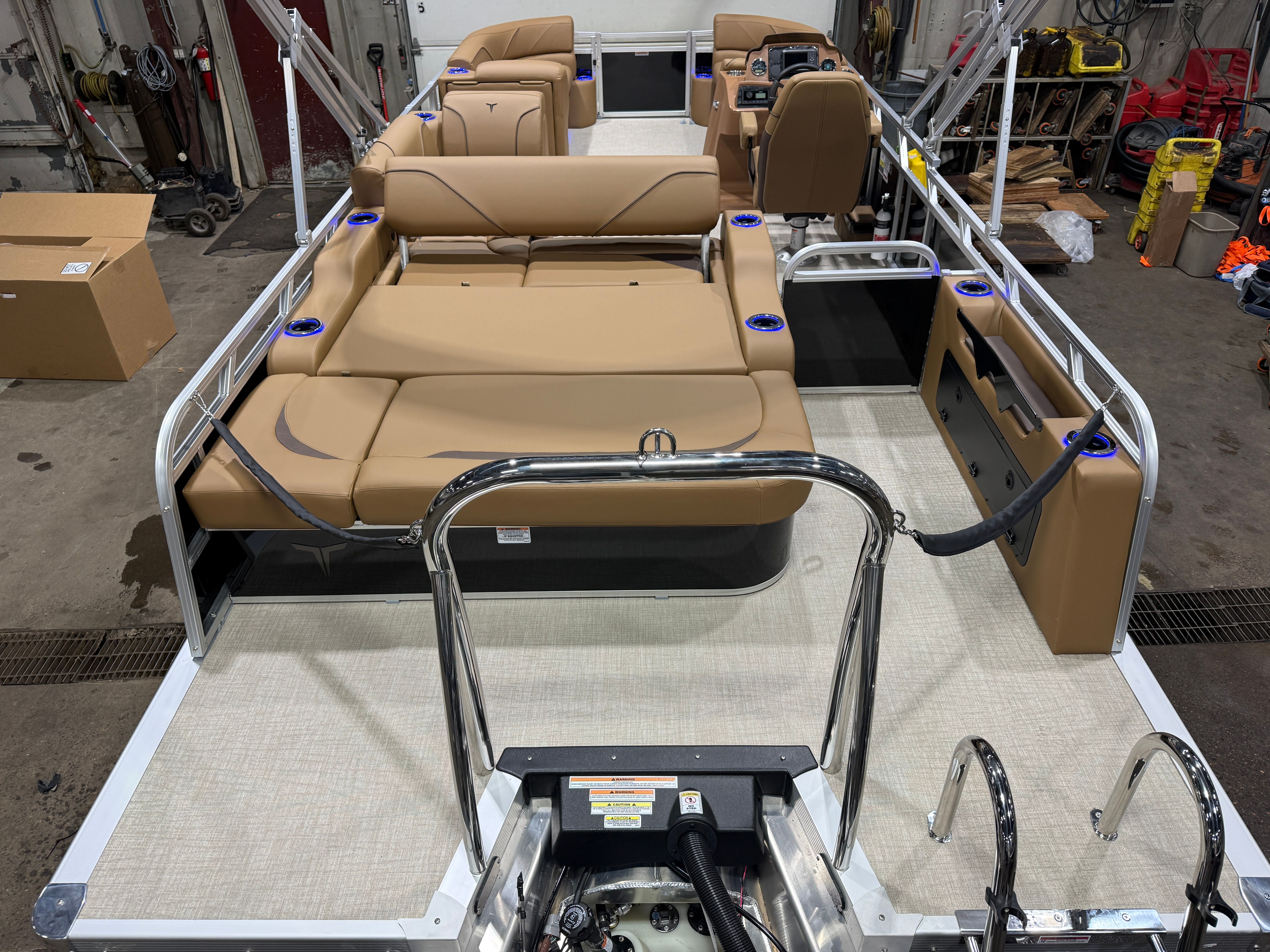 2026 Tahoe Sport 200HP VRB 2385 Swingback Tritoon
