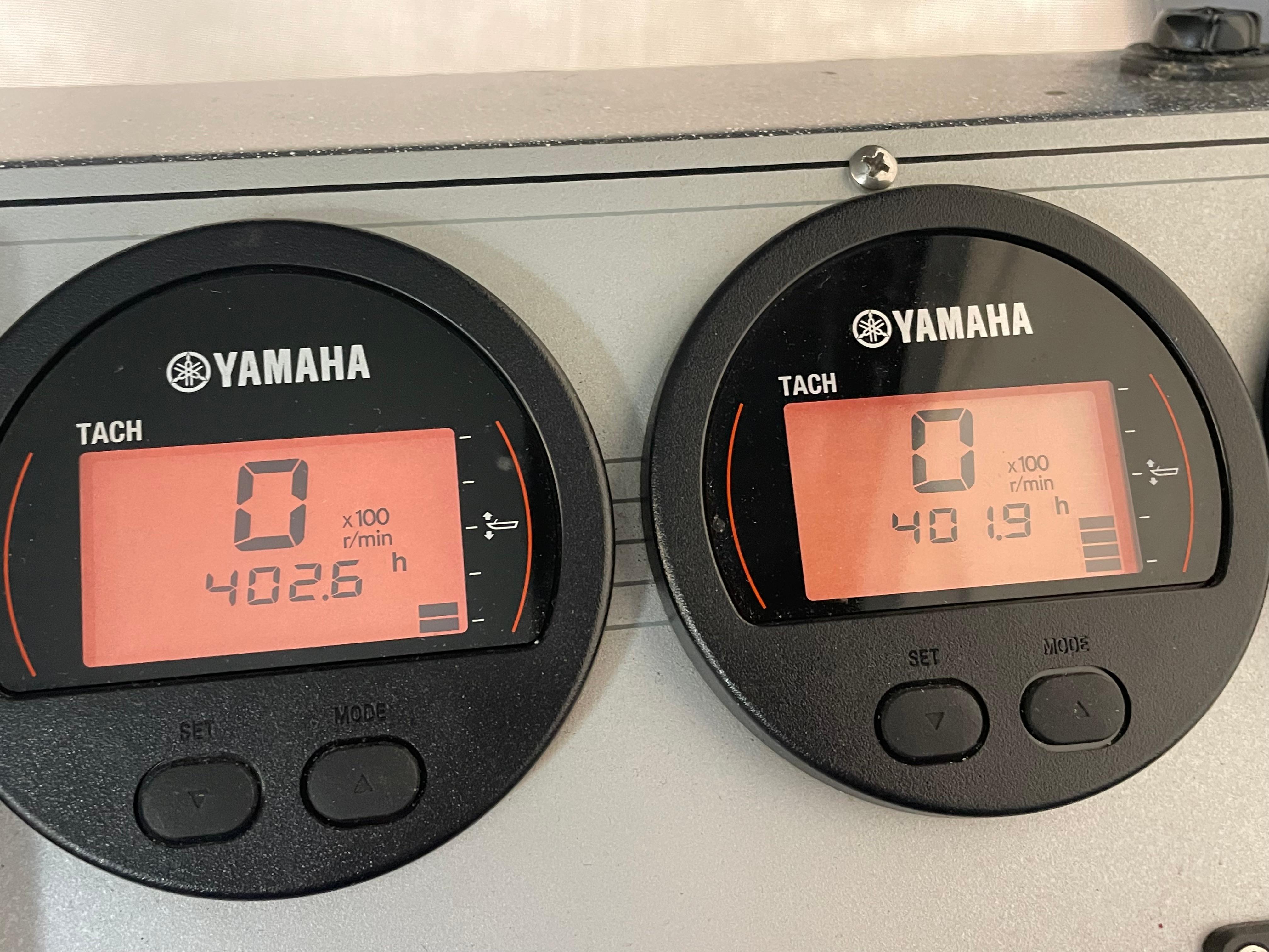 Yamaha tachometers displaying 402.6 and 401.9 hours on a 2018 Duckworth 28 Offshore boat.