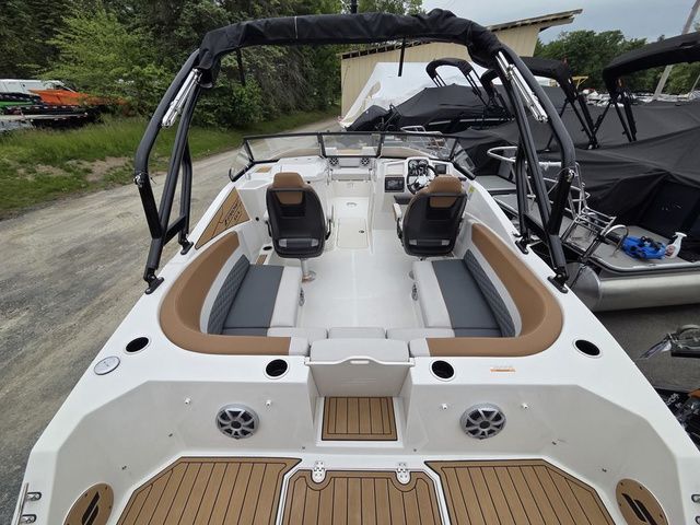 2026 Starcraft SVX 230 DC OB w/250hp and Trailer - 9