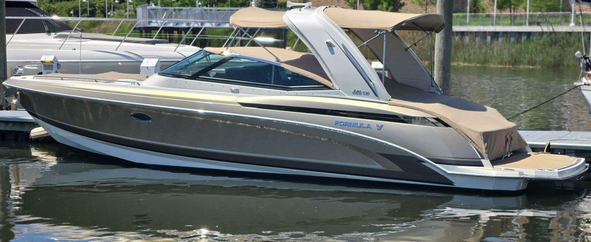 2015 Formula 330 Crossover Bowrider - Image 2