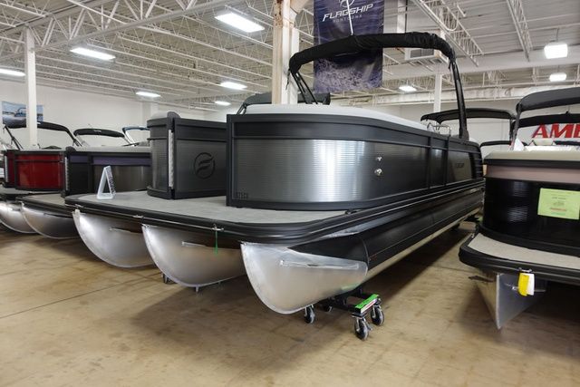 2025 Flagship Pontoons D25CU XT Tritoon
