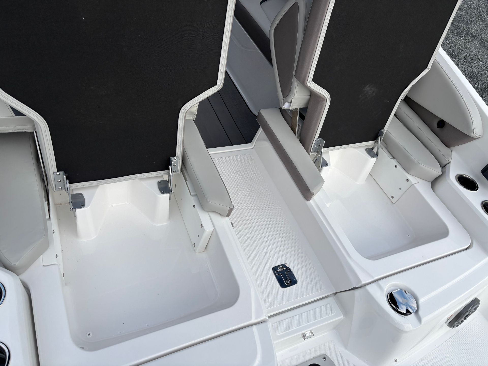 2025 Hurricane SunDeck 2600 OB - 4