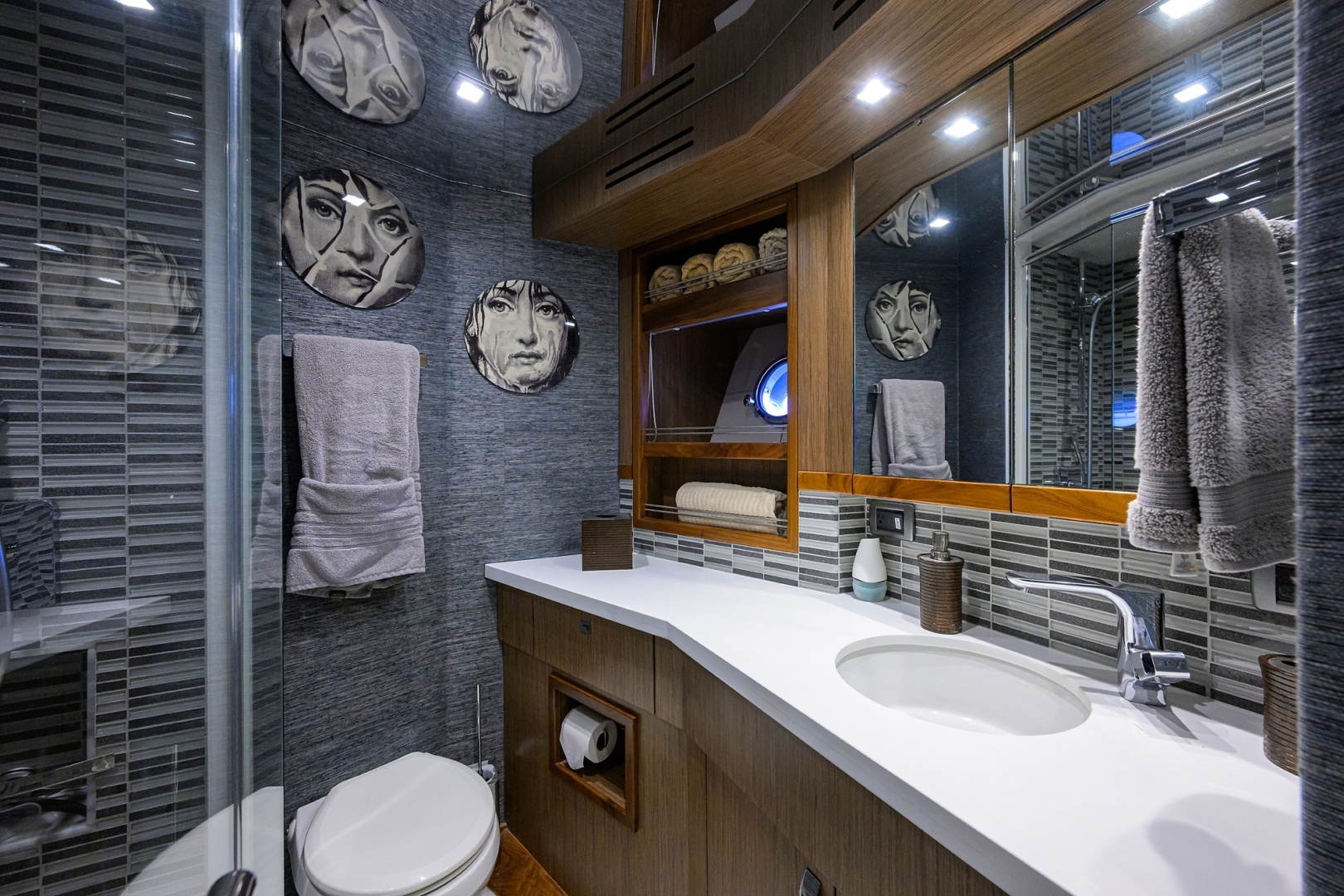 2013 Hatteras 80 Motor Yacht - Image 41