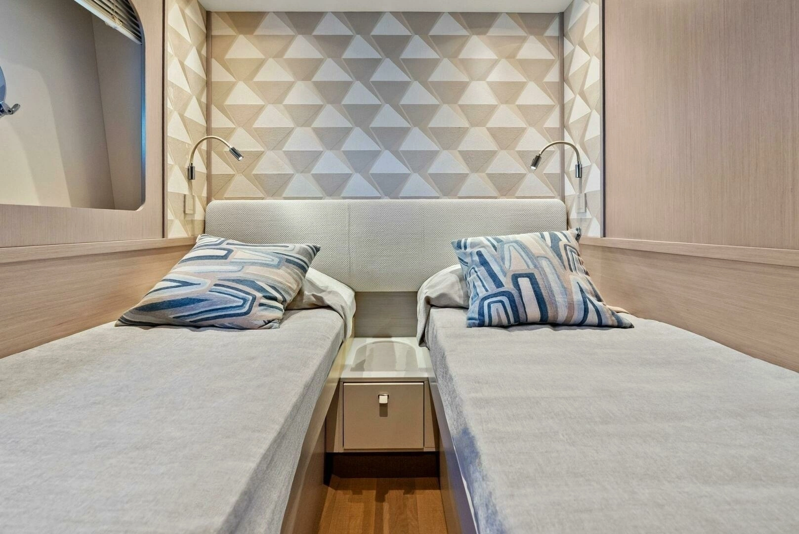 2026 Absolute 70 Navetta - Image 32