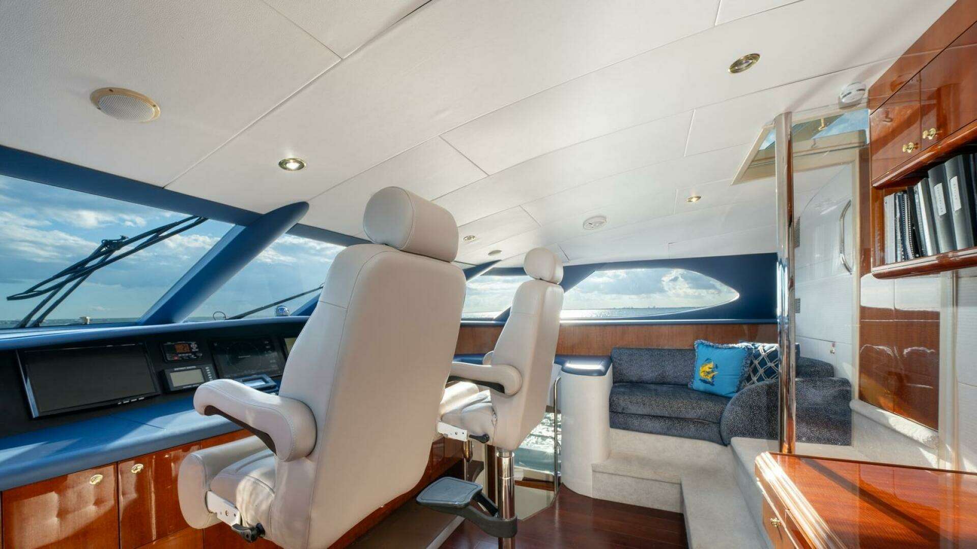 2002 Lazzara Yachts — - Image 10