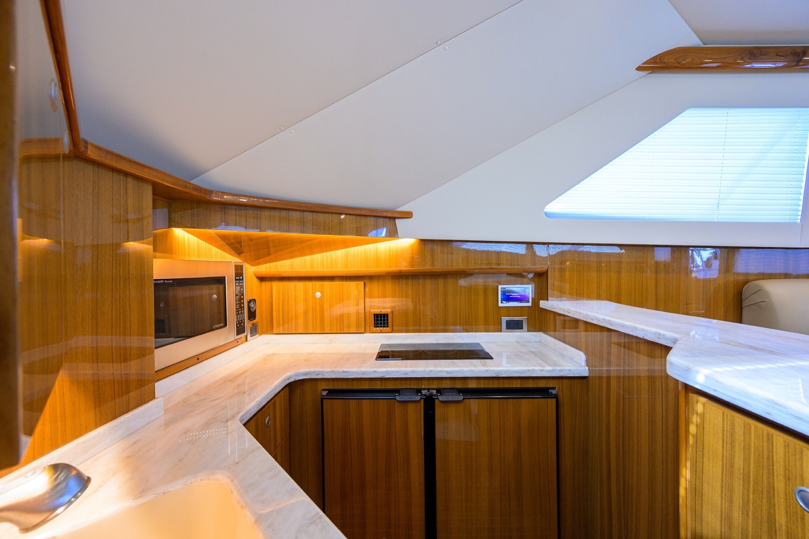 2015 Viking 42 Convertible - Image 11