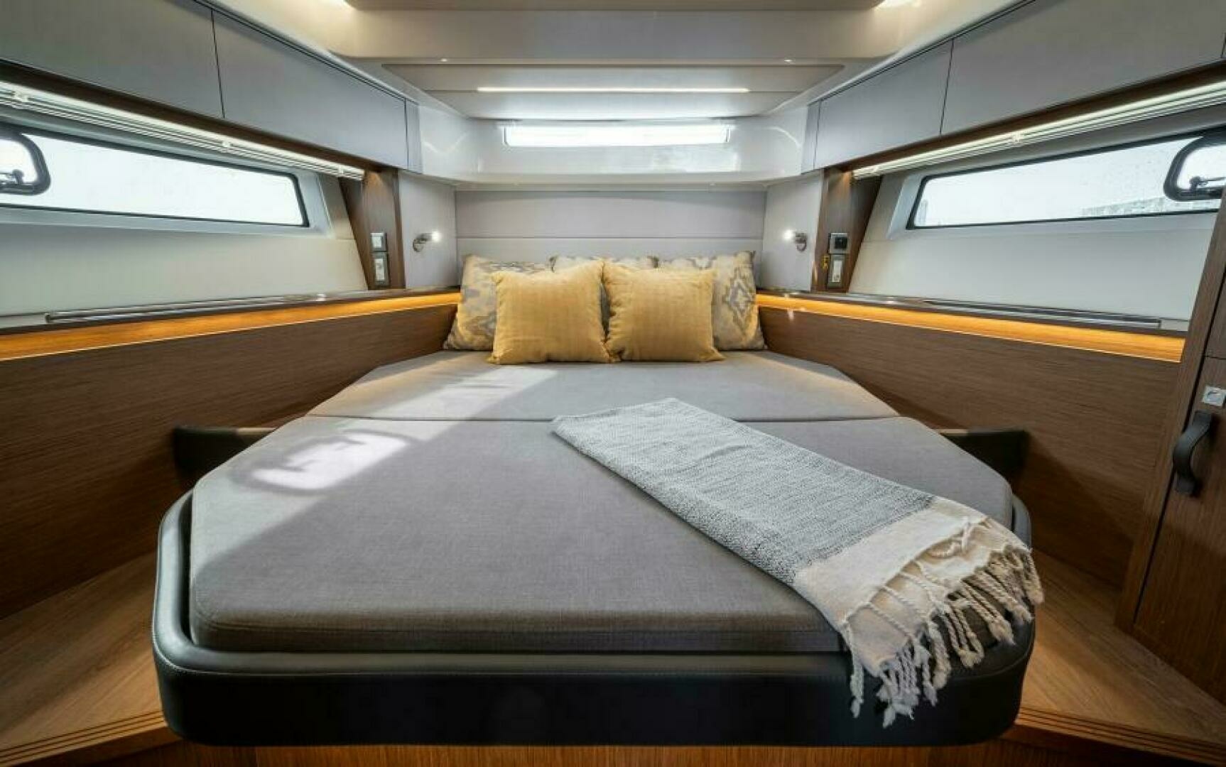 2026 Beneteau Antares 12 Coupe - Image 8
