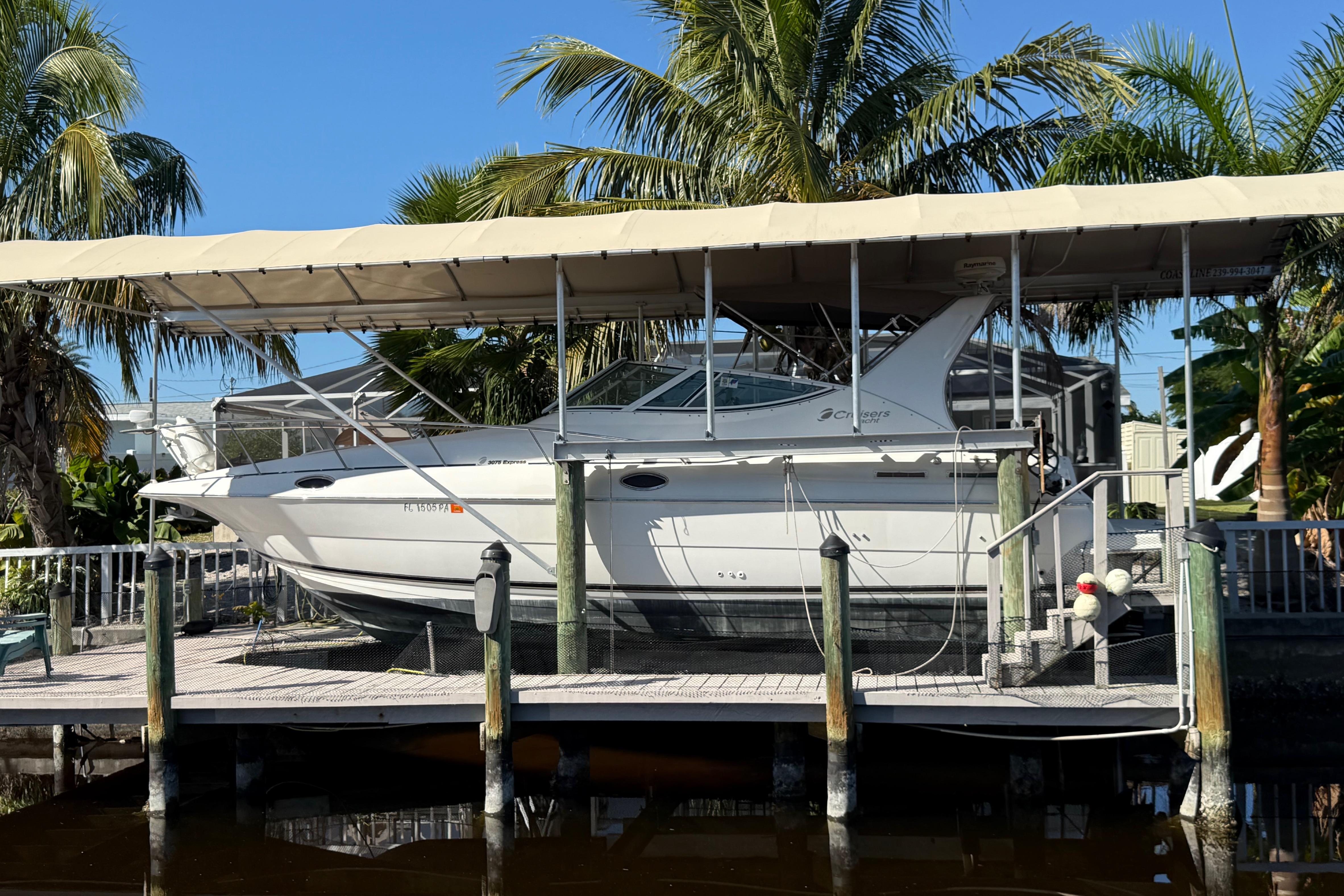 2003 Cruisers Yachts 3075 Express