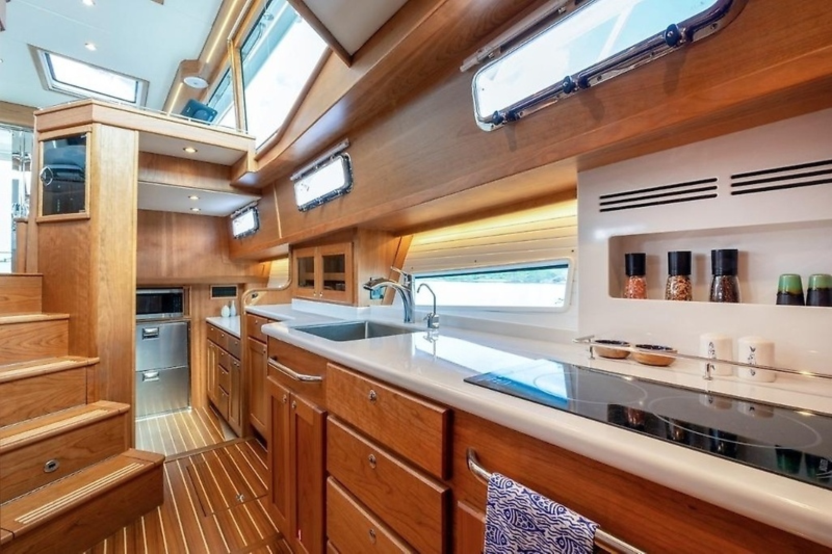 2027 Sabre 51 Salon Express - Image 6