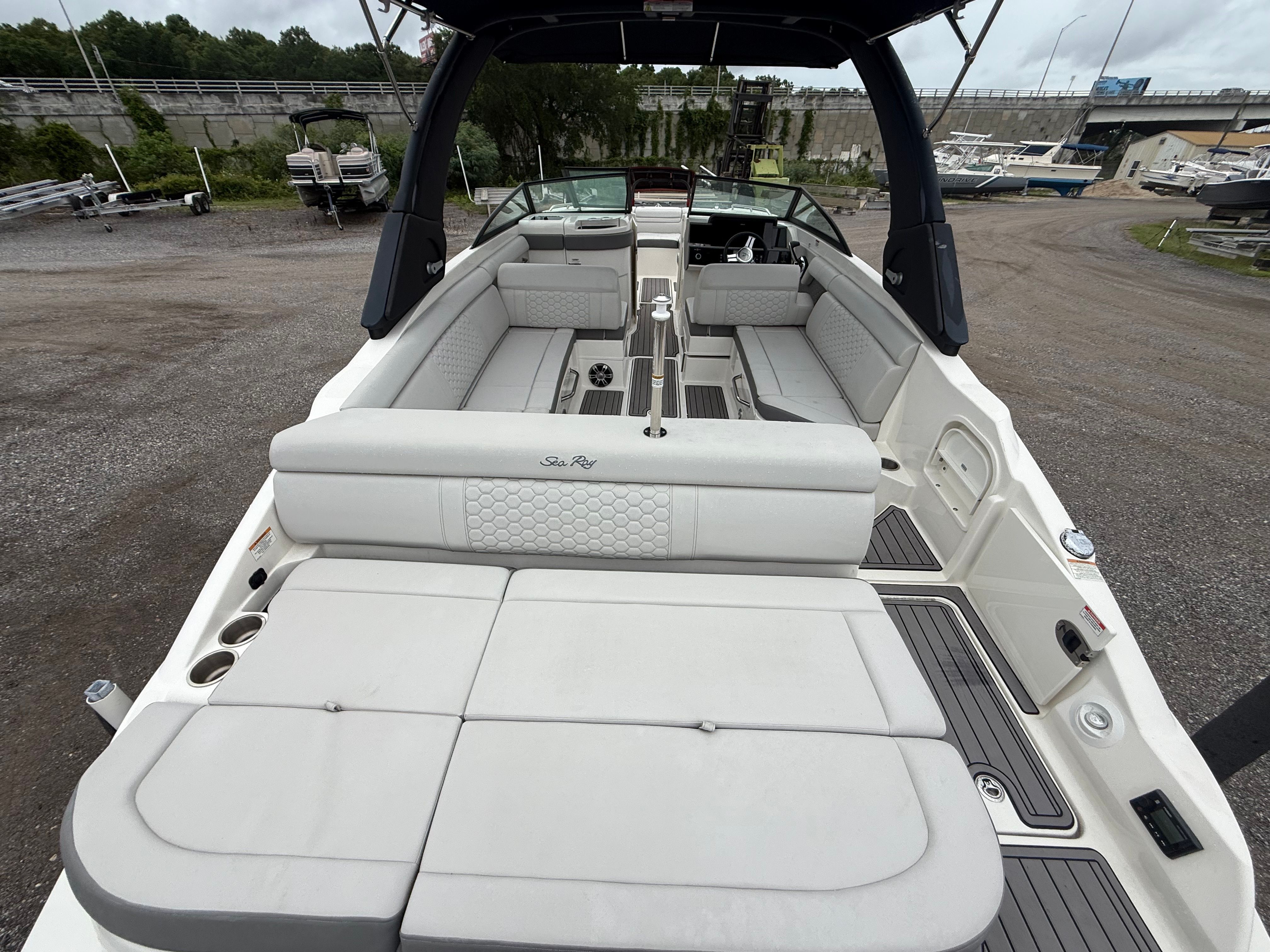 2024 SEA RAY 270 SDX - Image 18