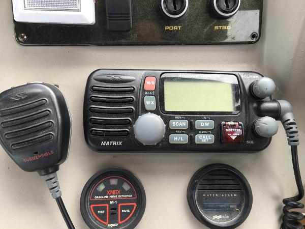 Boat controls with radio and alarms, Cruisers Yachts 3372 Express 2004.