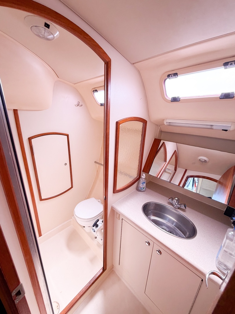 2005 Hunter 36 - Image 44
