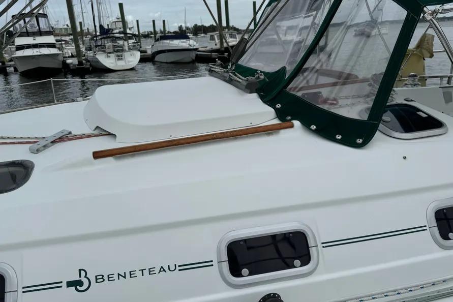 Beneteau Oceanis 321 sailboat deck, 2000 model, docked at marina.