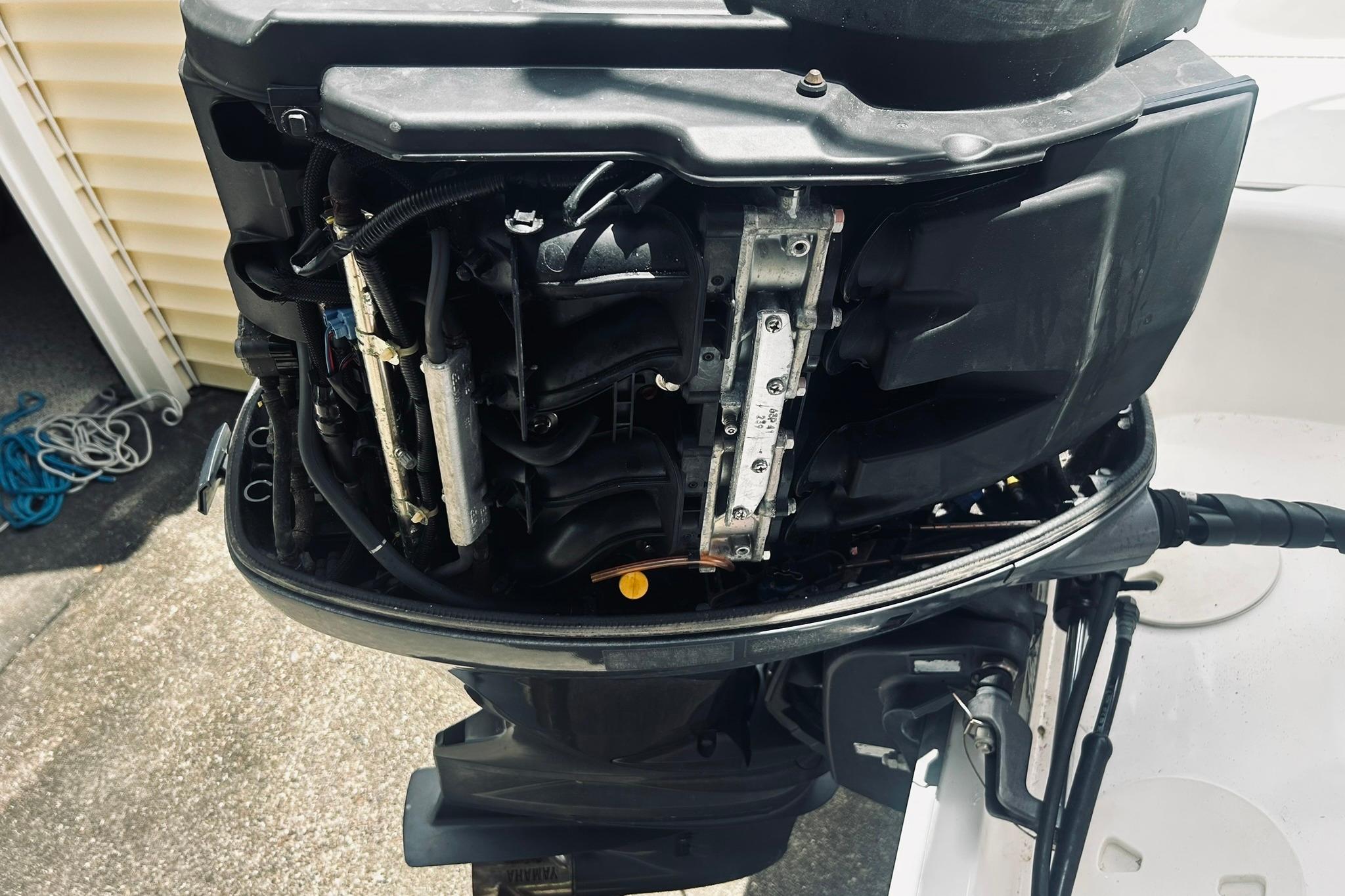 2013 Hurricane SunDeck Sport 201 OB outboard motor, detailed view.