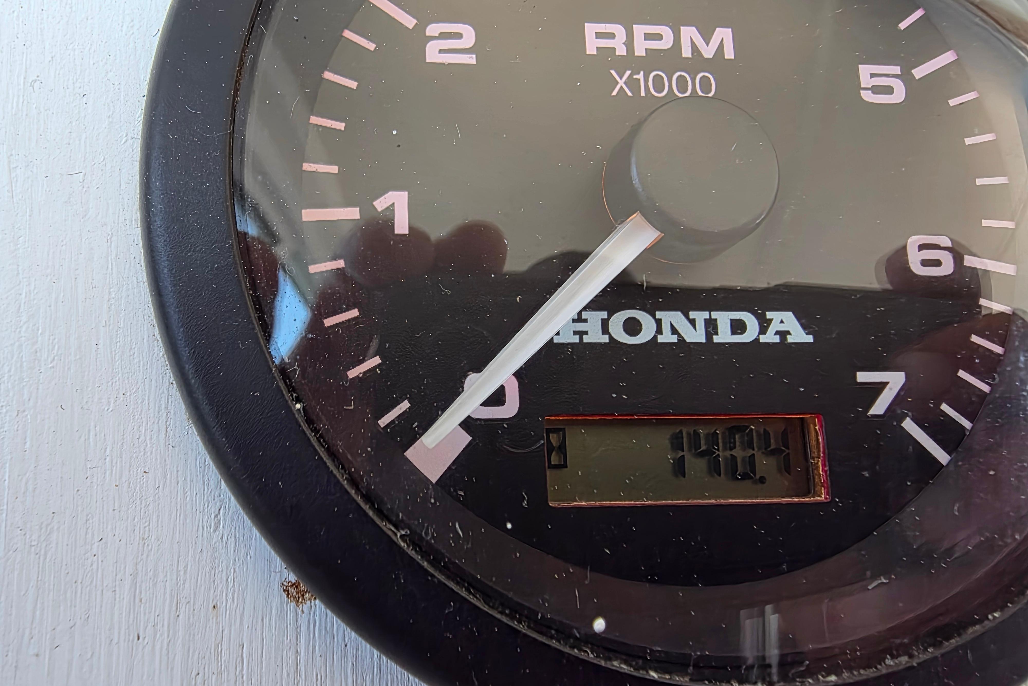 Honda RPM gauge displaying 1404 hours on a 2007 custom houseboat.