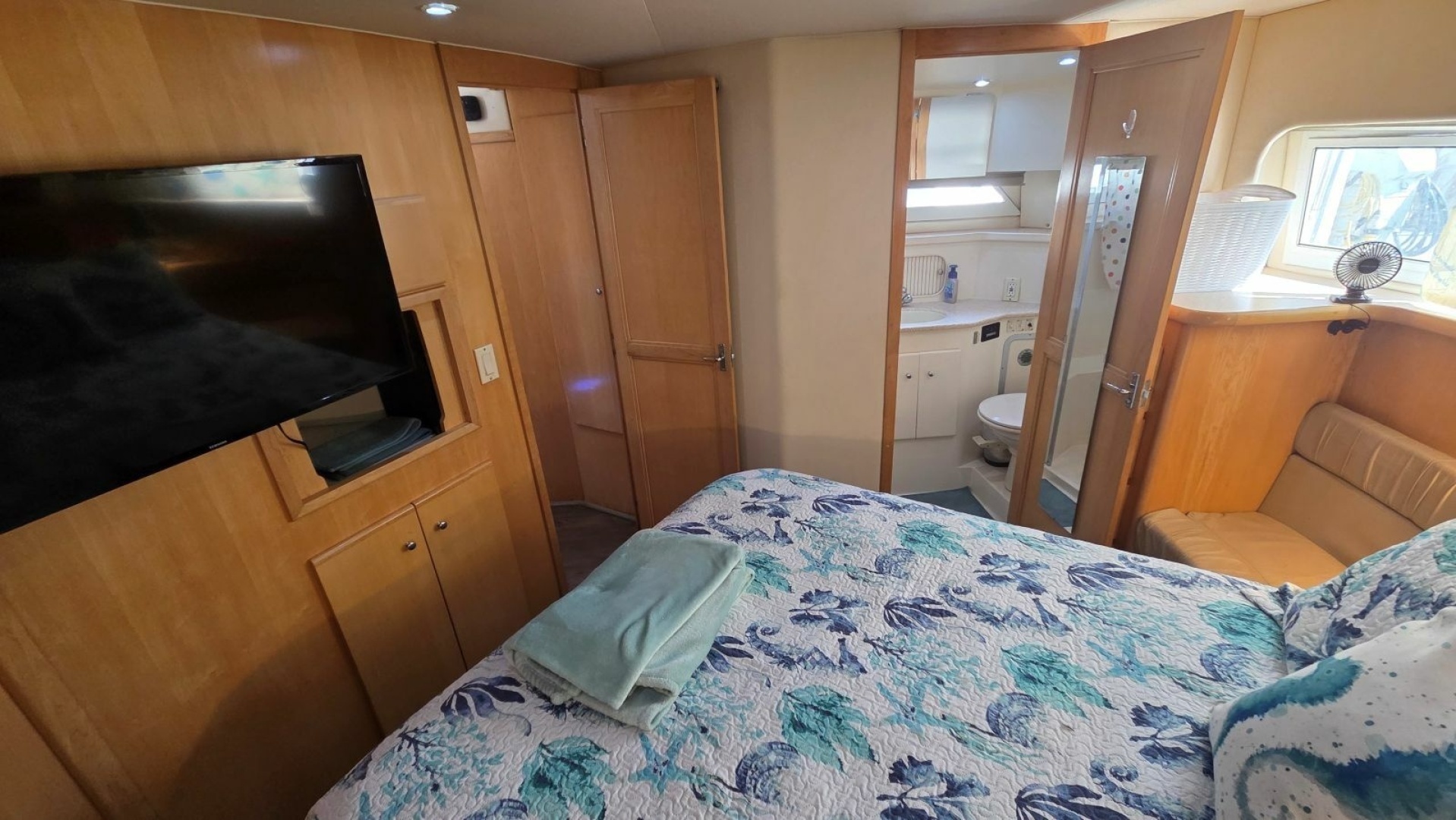 1998 Carver 405 Aft Cabin Motor Yacht - Image 53