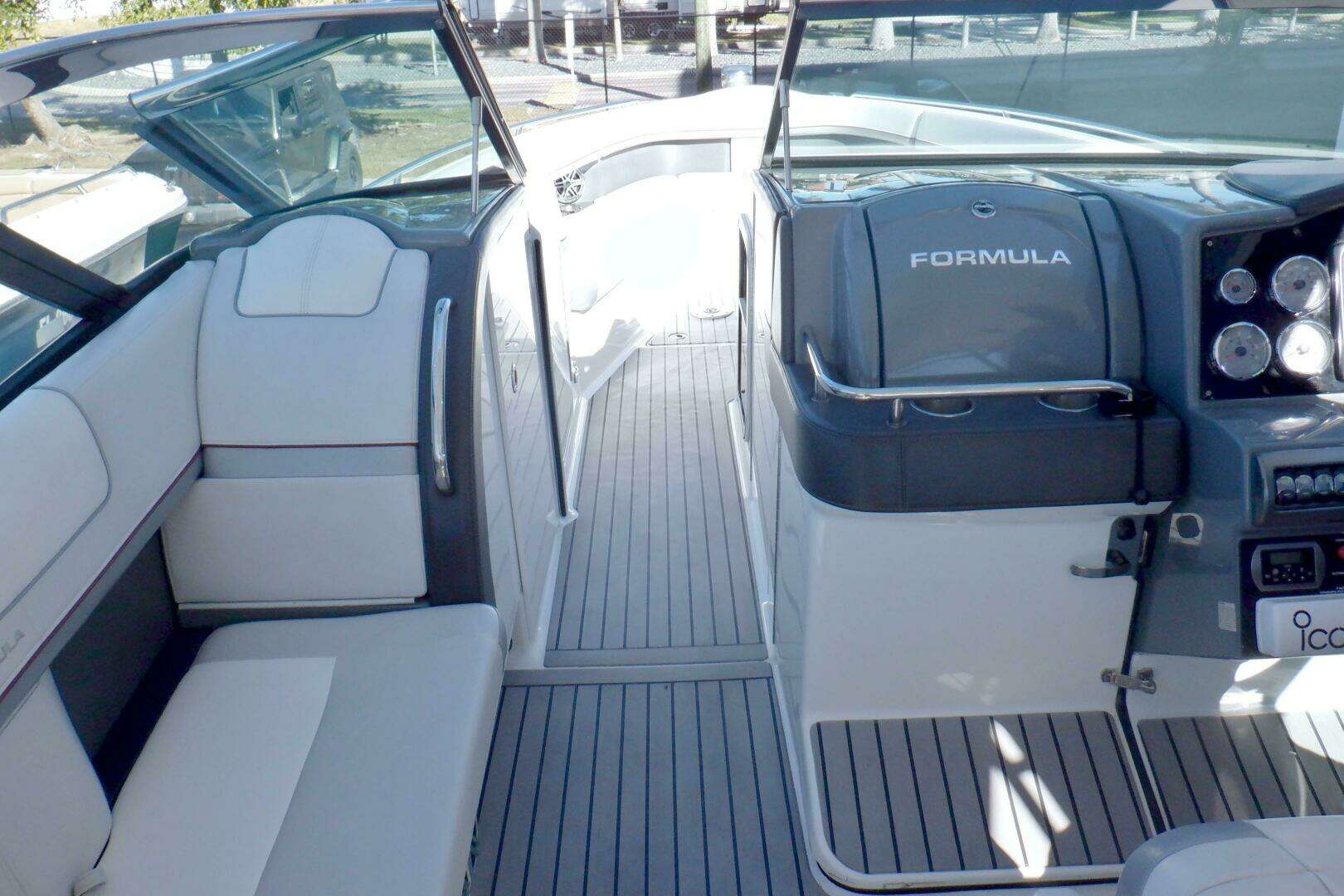 2015 Formula 350 Crossover Bowrider - Image 18