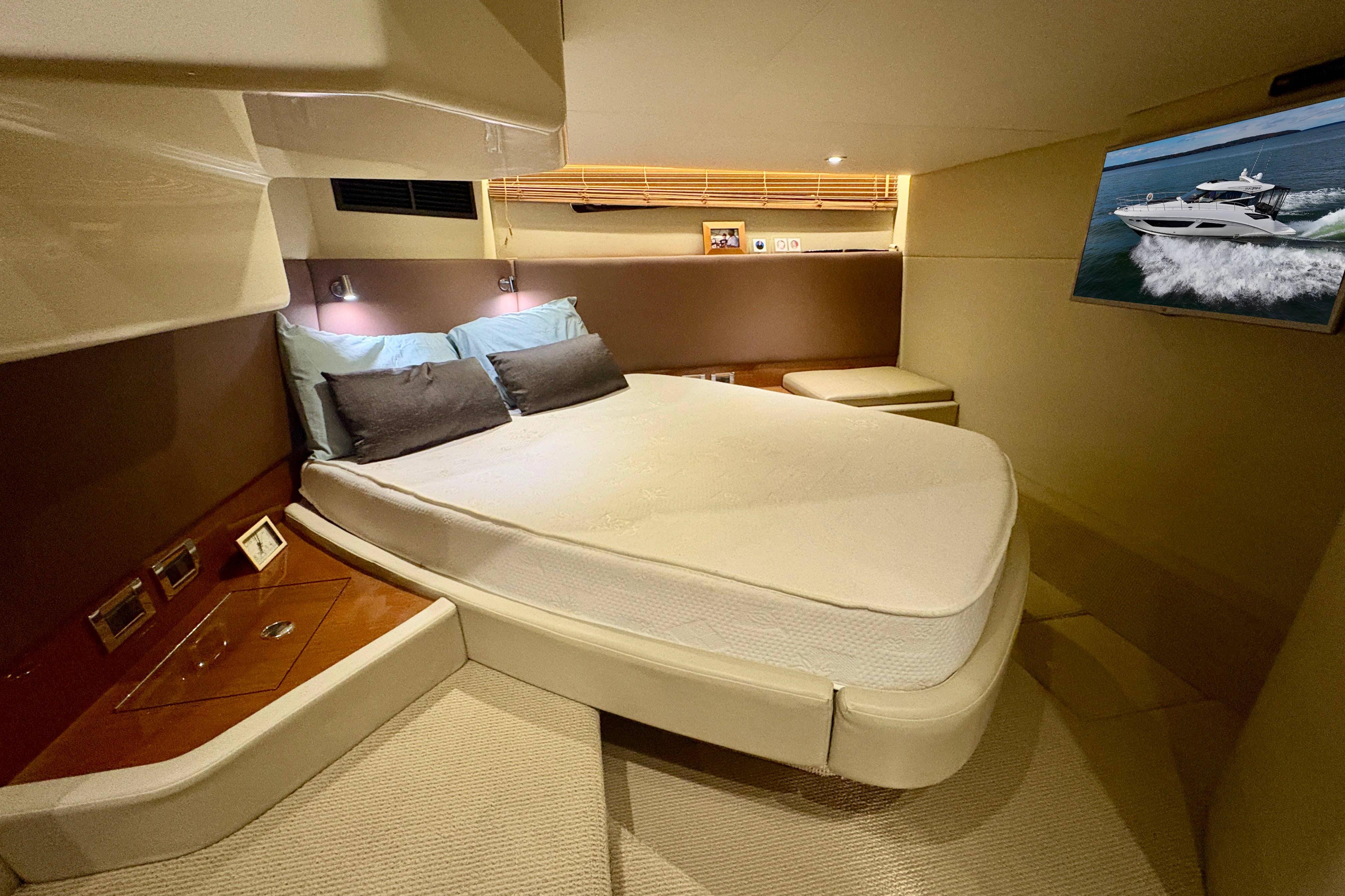 Luxurious 2015 Sea Ray 470 Sundancer yacht cabin with cozy bed and modern decor.