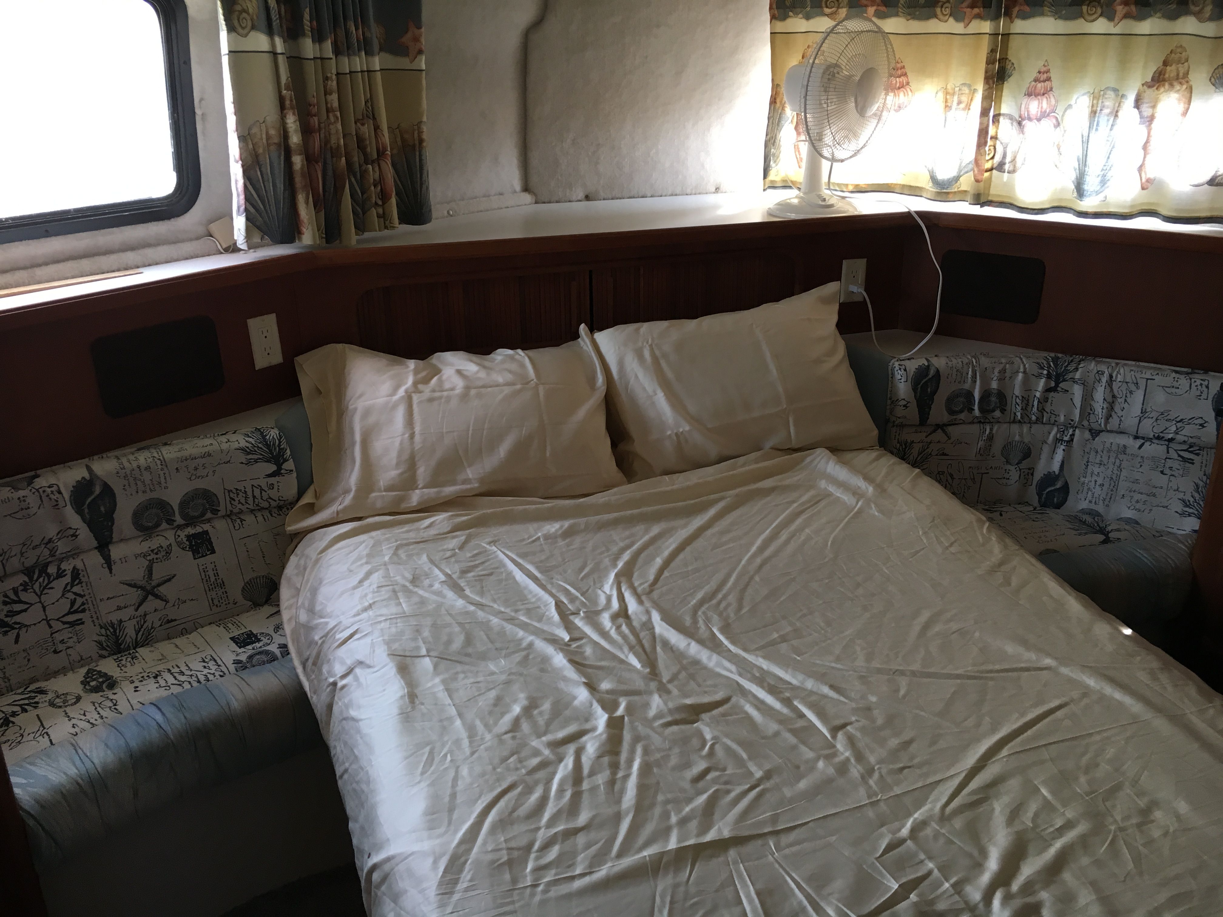 1990 Carver 3608 Aft Cabin Motor Yacht - 8