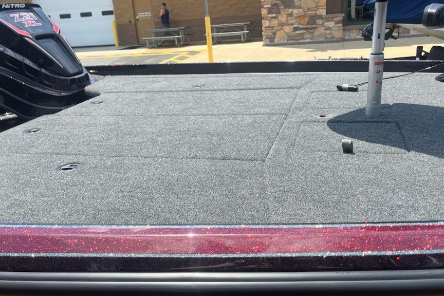 2026 Nitro Z21 XL Pro boat deck with carpeted surface and storage compartments.