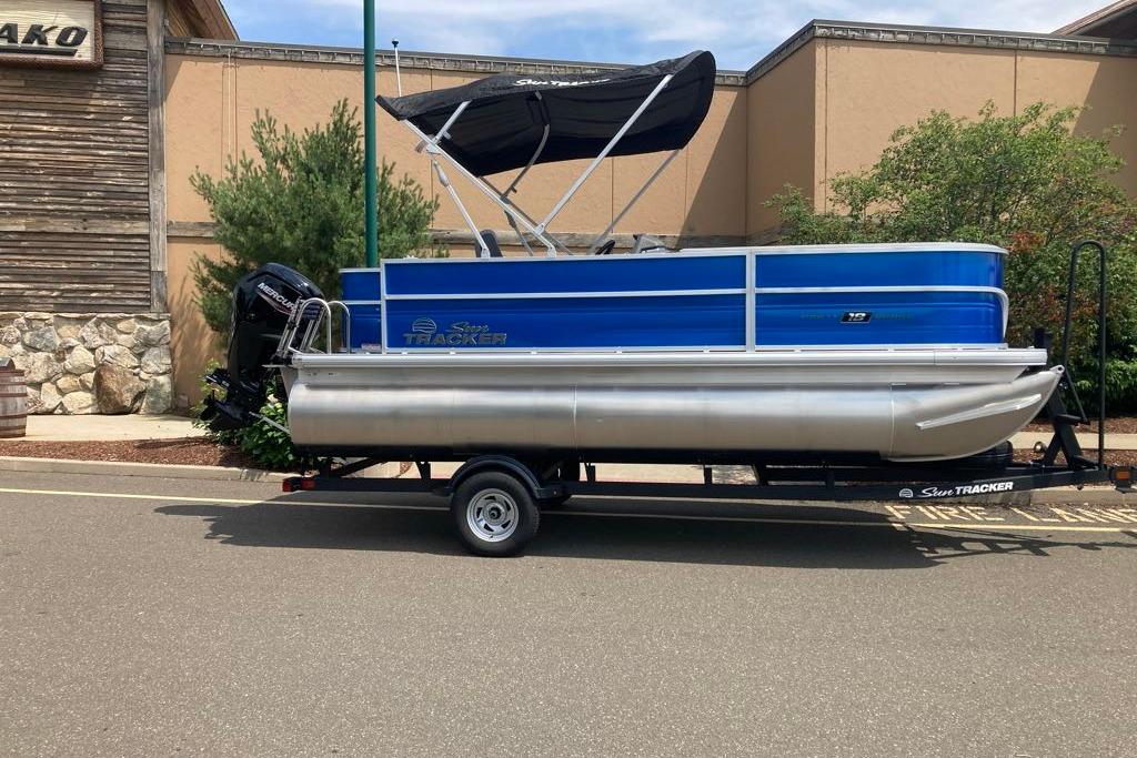 2026 Sun Tracker Party Barge 18 DLX