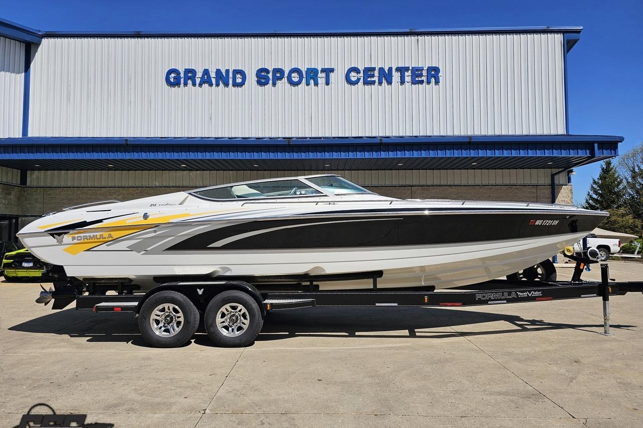 2014 Formula 292 FASTech boat on trailer at Grand Sport Center.