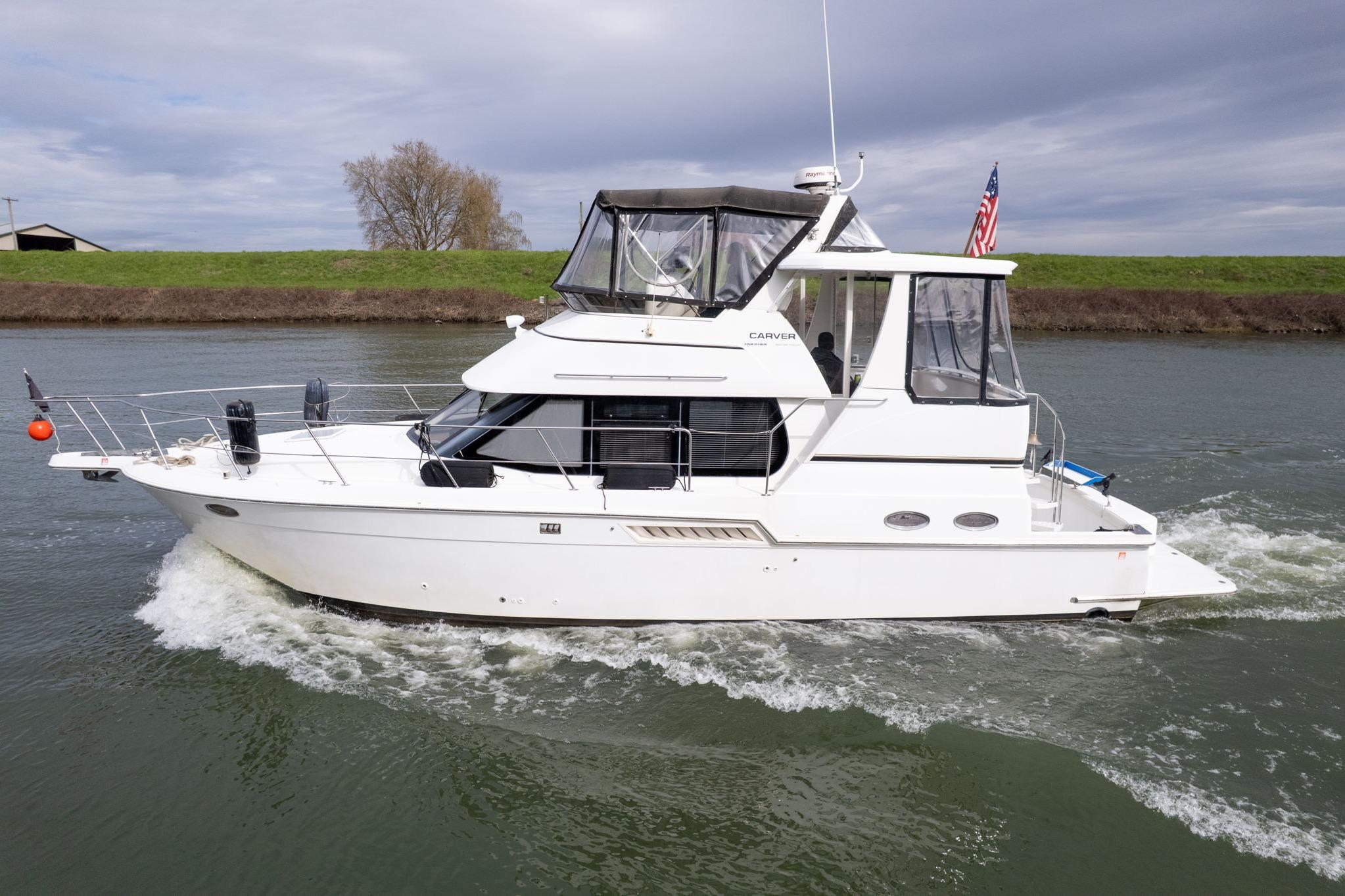 2000 Carver 404 Cockpit Motor Yacht