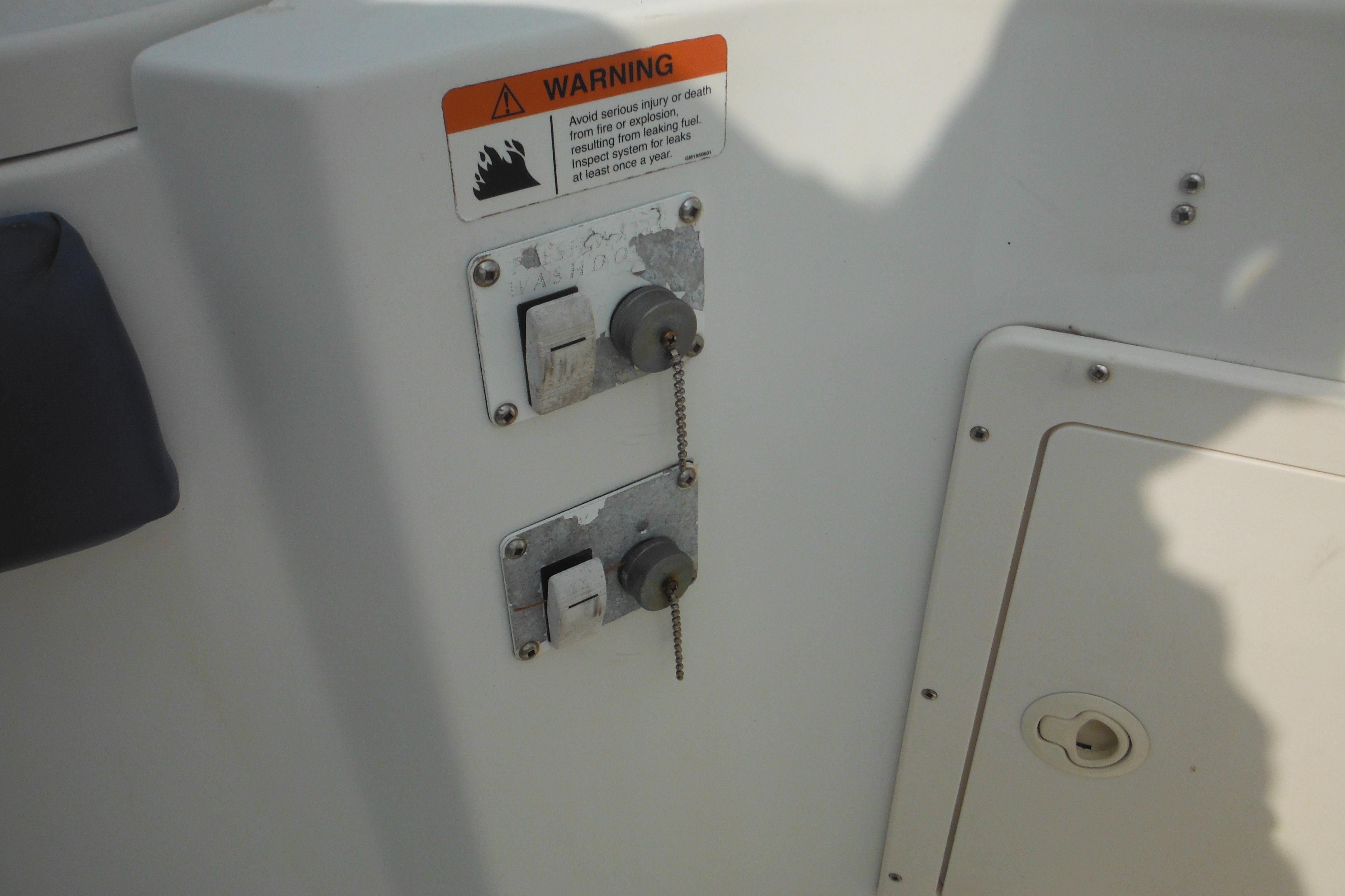 2005 Seaswirl Striper 2101 Walkaround O/B boat controls with warning label.