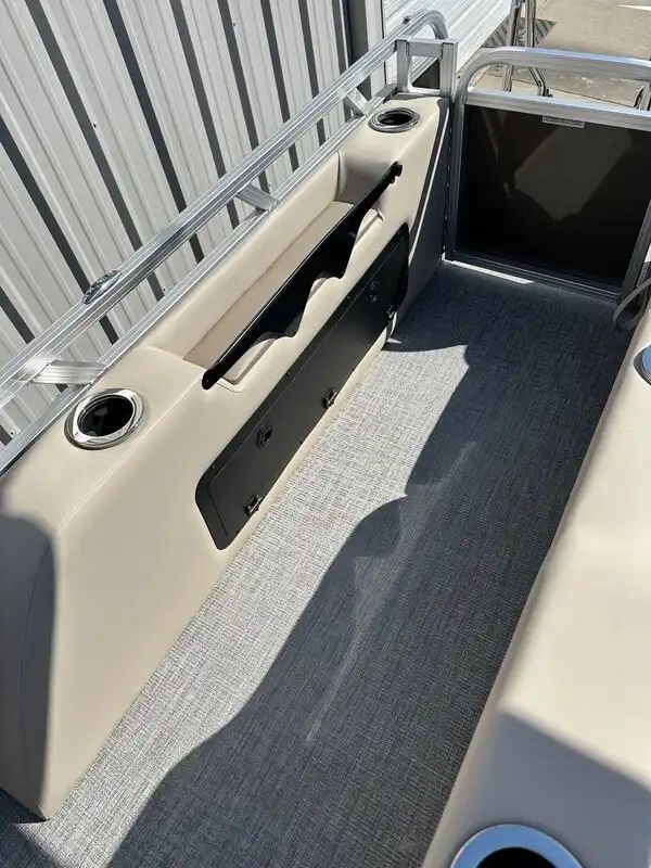 2026 Avalon LSZ Versatile Rear Lounger 23FT - 12