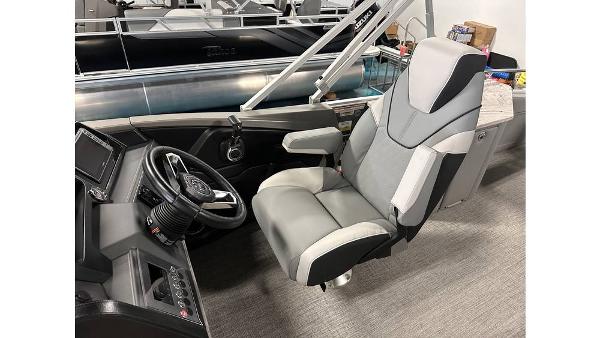 2025 Tahoe Pontoon Cascade Cruise Rear Bench captain's chair and helm, featuring modern controls.