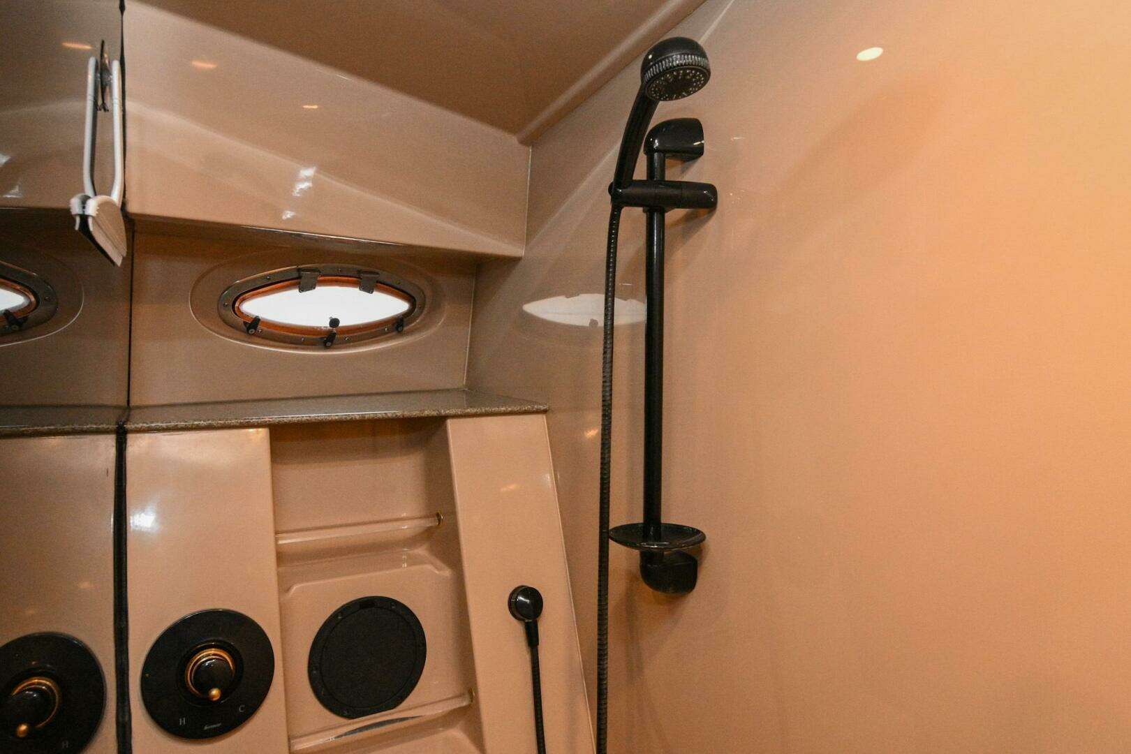 2002 Cruisers Yachts 5000 Sedan Sport - Image 71