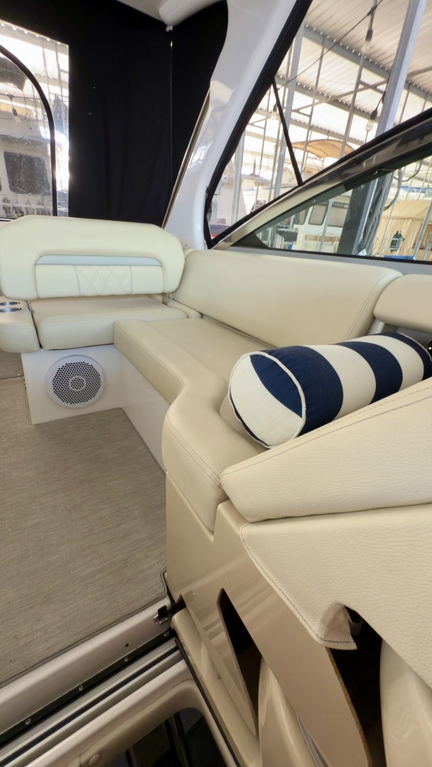 2020 Regal 33 Express - Image 10