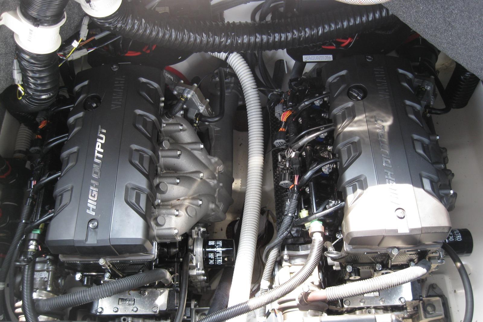 2018 Yamaha Boats 242X E-Series dual high-output engines in engine compartment.