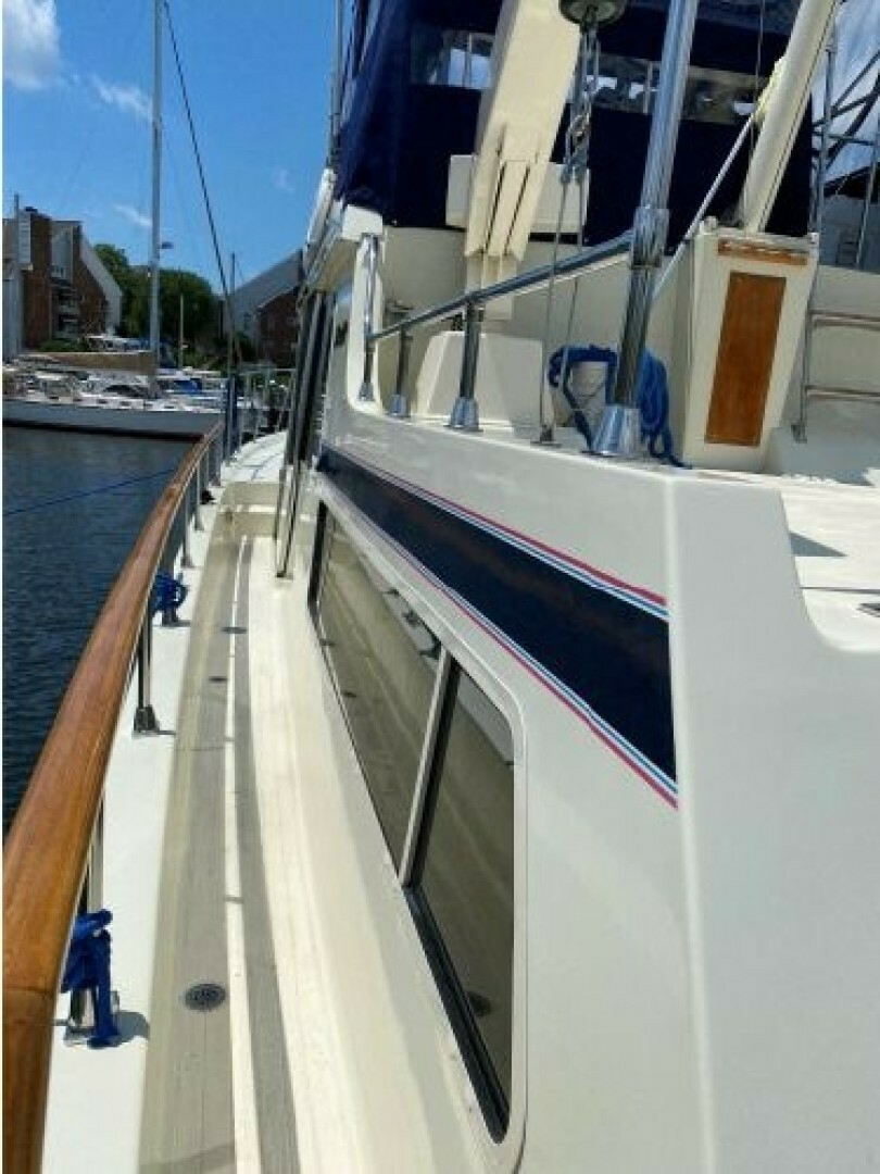 1983 Tollycraft Aft Cabin - Image 9