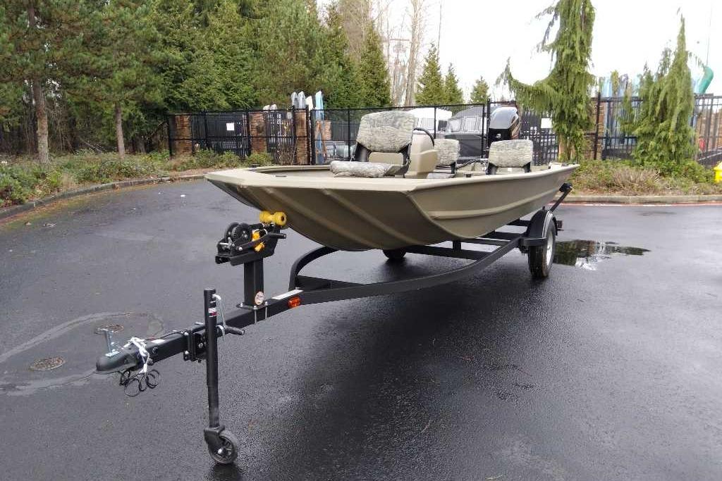 2026 Tracker Grizzly 1754 SC boat on trailer in outdoor setting.