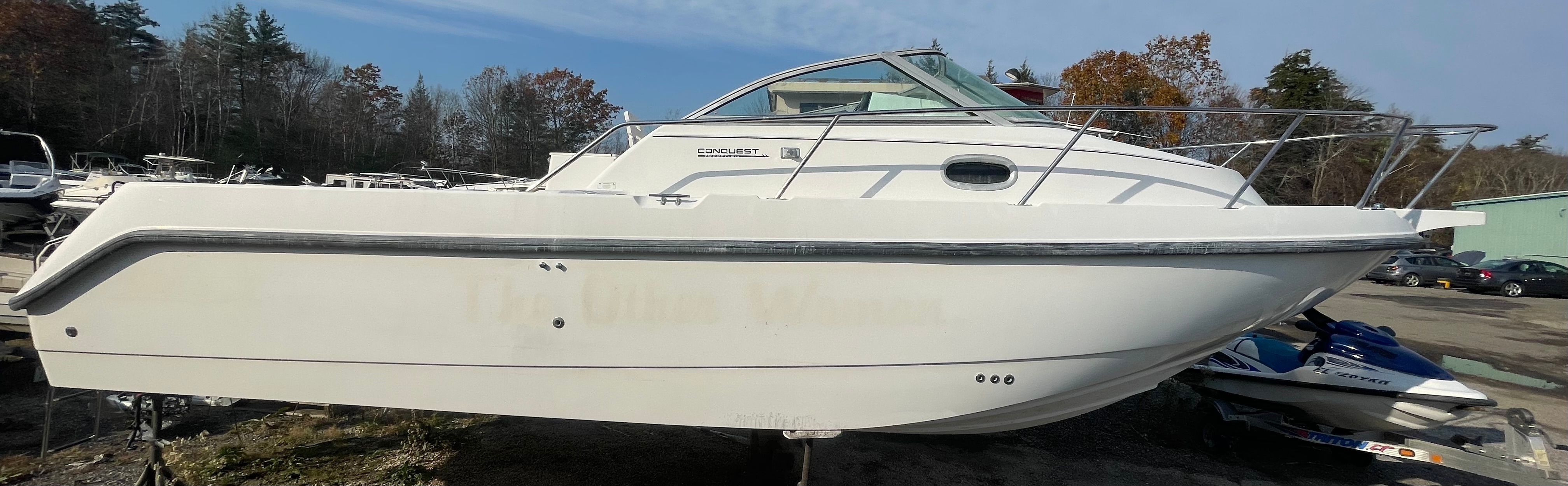 Boston Whaler 26 Conquest 2001 boat in a parking lot.