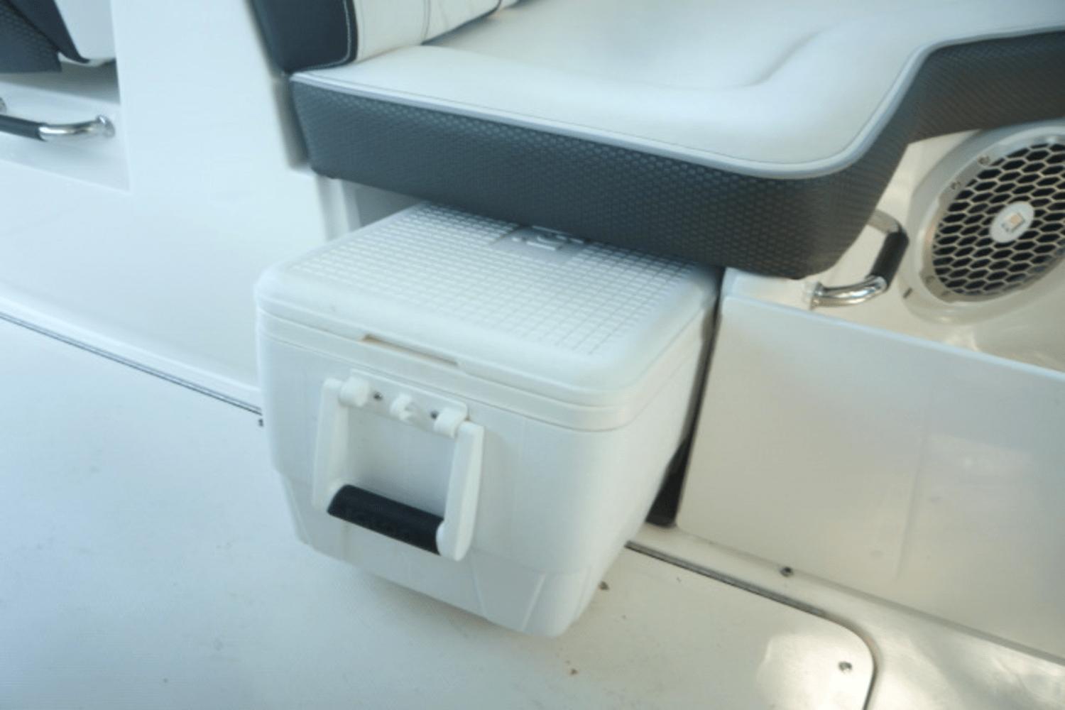 2017 Sea Ray SLX 350 Outboard - 24