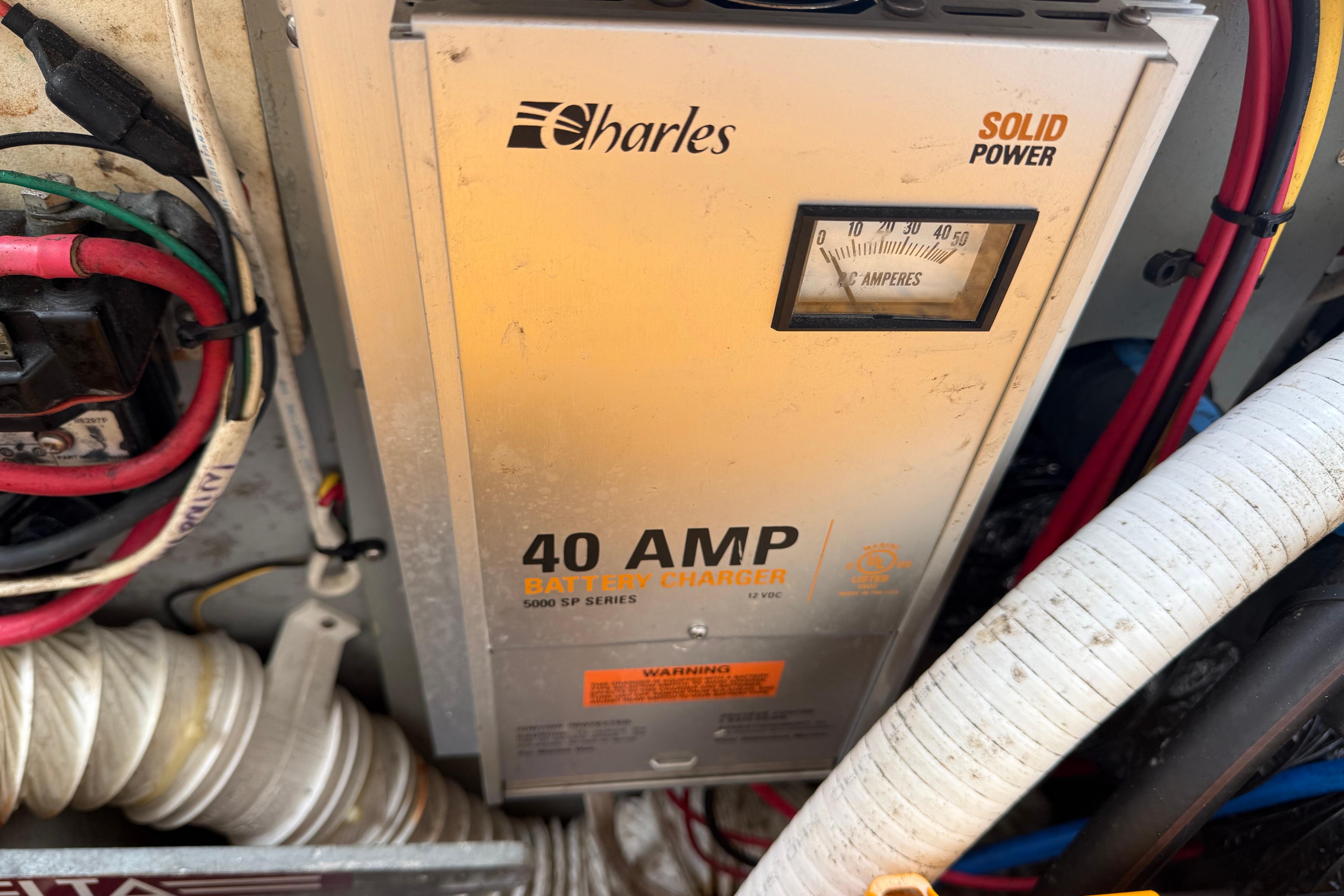 40 AMP battery charger in 2002 Albemarle 265 Express Fisherman boat.