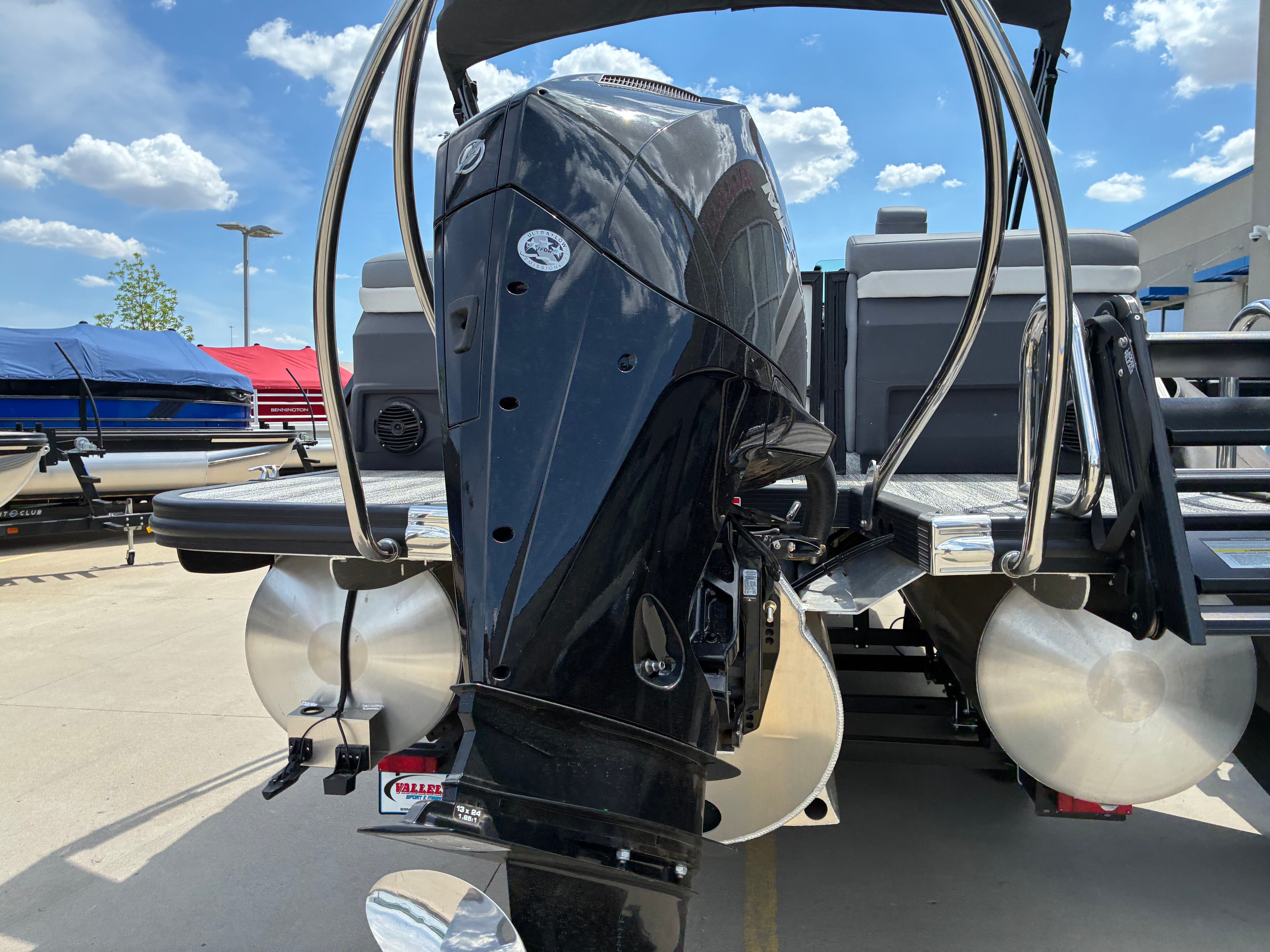 2026 Bennington 24 M Fastback - Quad Bench - 11