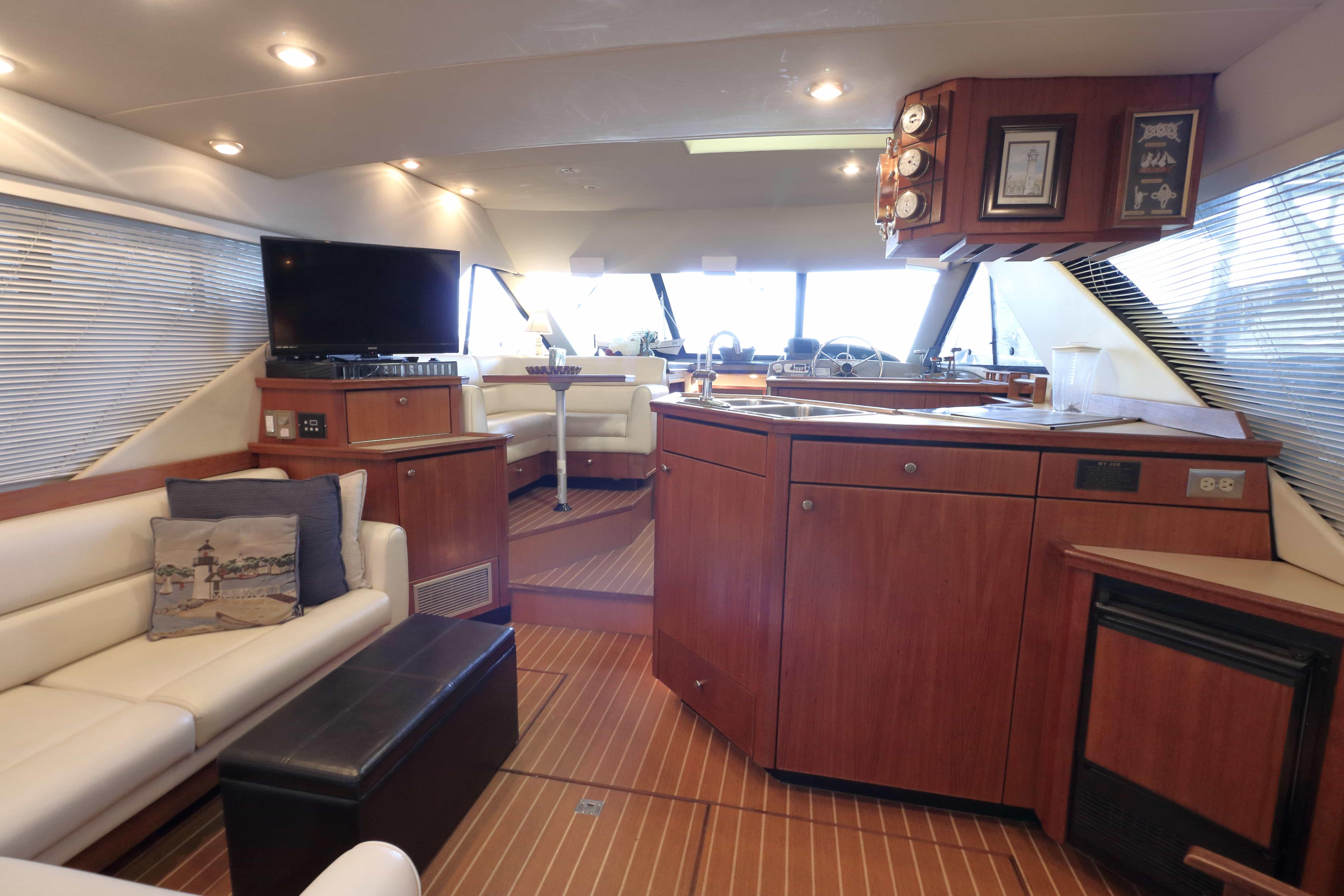 Luxurious interior of 1995 Bayliner 3988 Command Bridge Motoryacht with modern amenities.