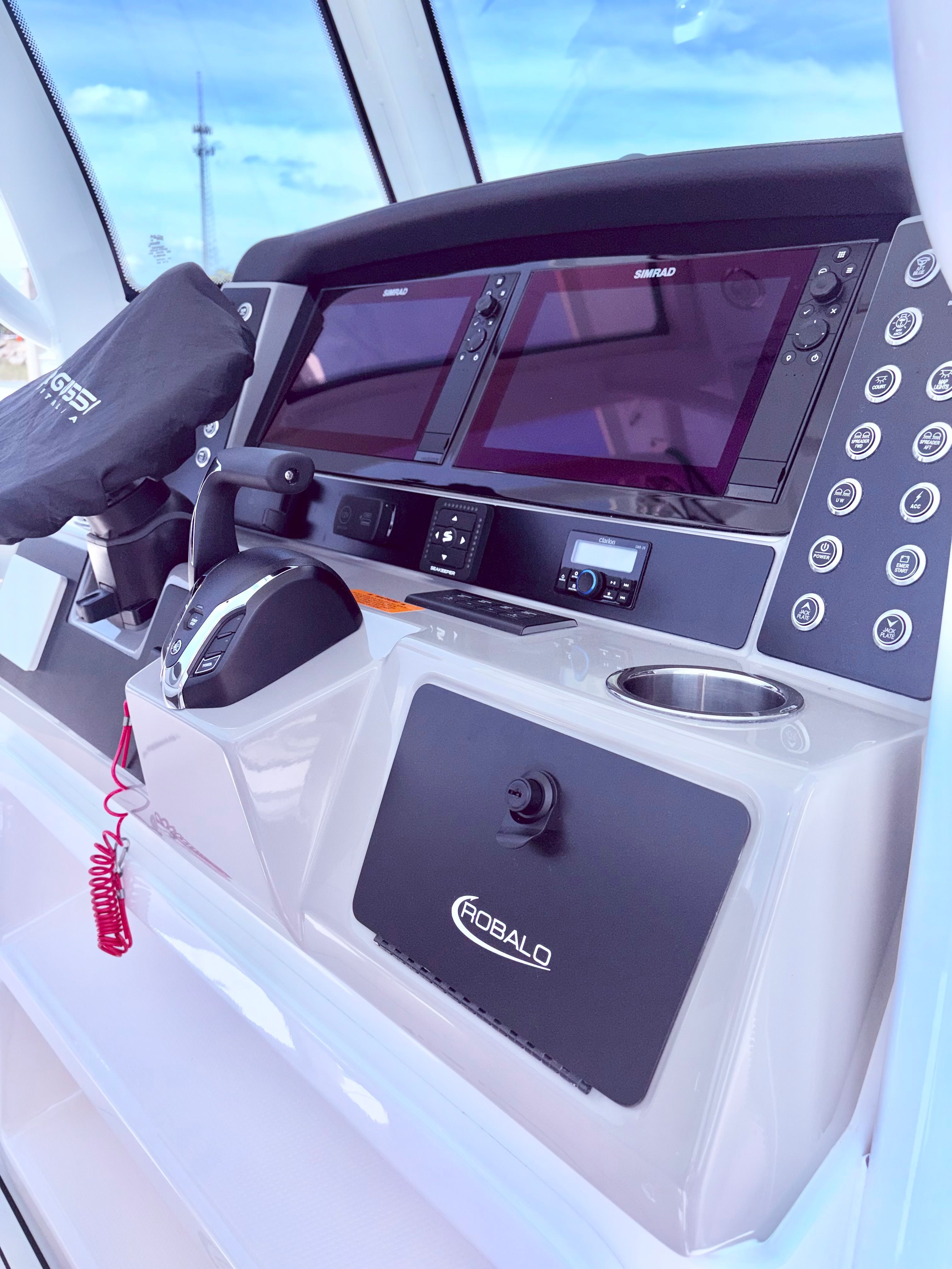 Robalo 266 Cayman 2025 helm with advanced navigation systems.