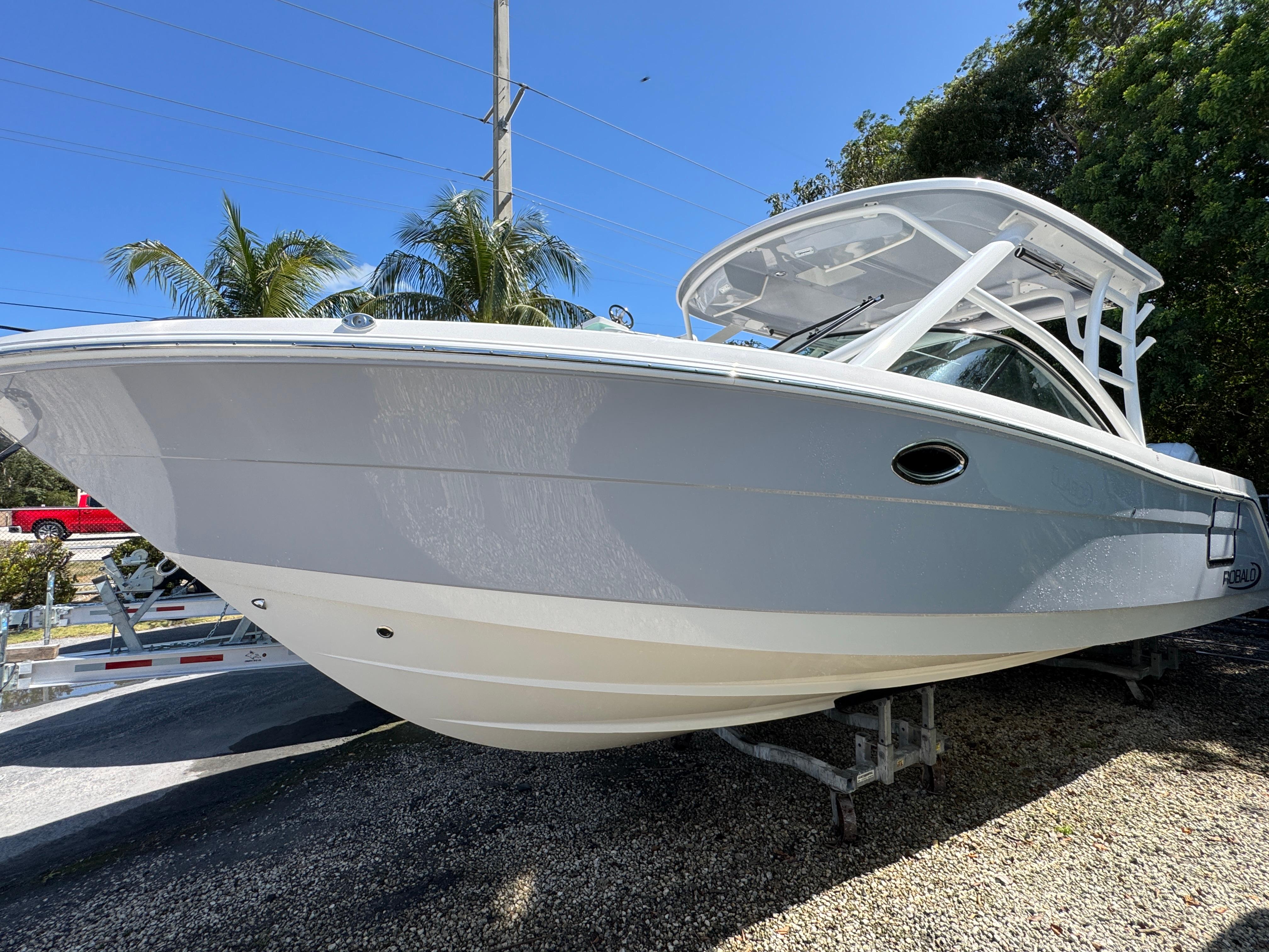 2024 Robalo R317 Dual Console